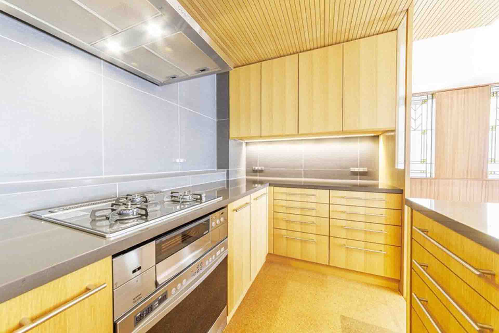Shuwa Kitaaoyama Residence kitchen.jpg