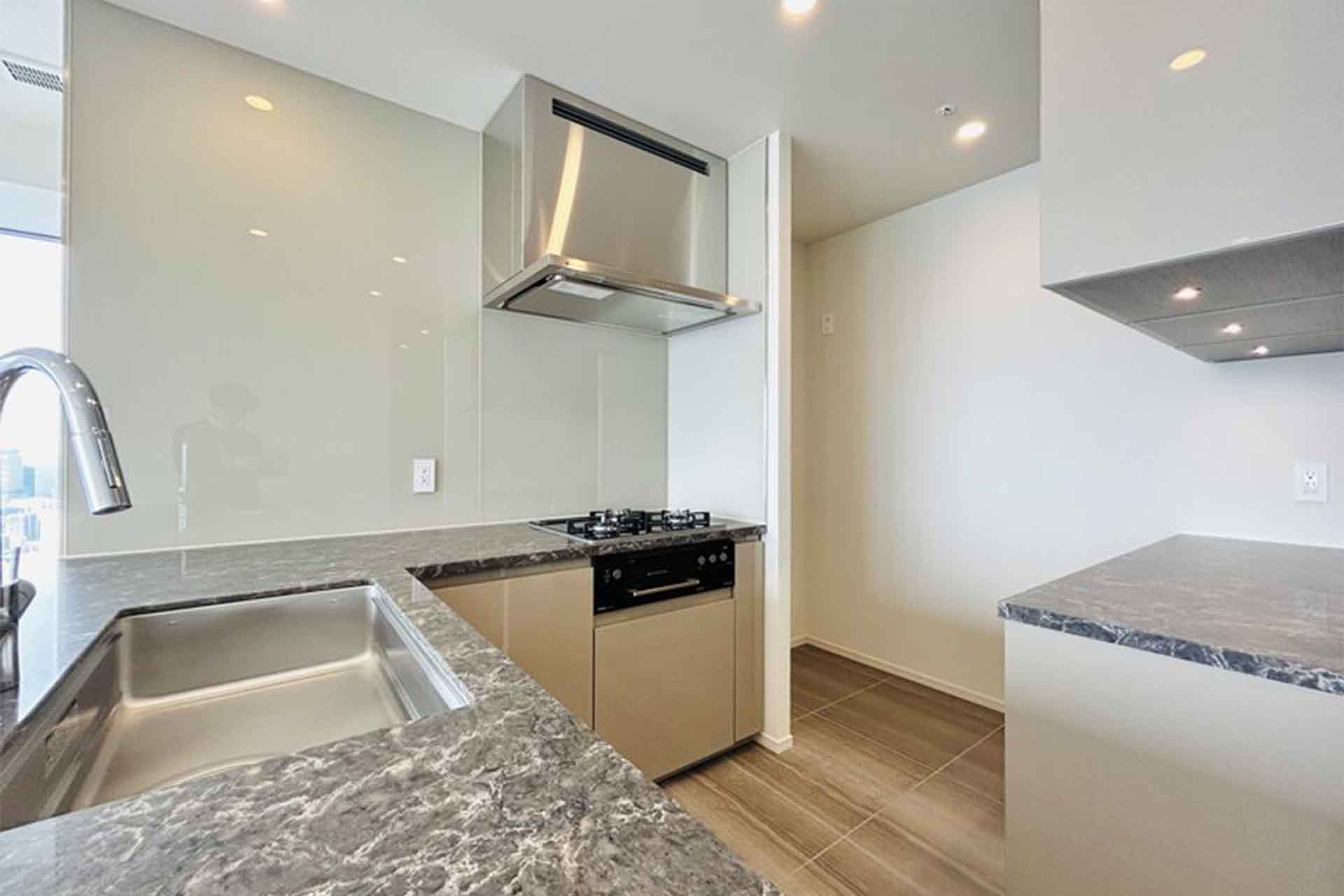 WORLD TOWER RESIDENCE 3805 kitchen2.jpg