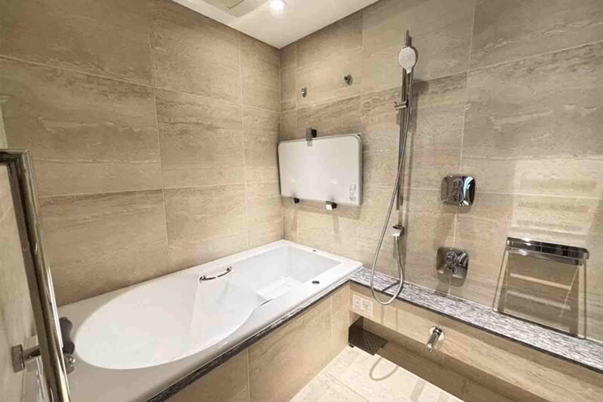 WORLD TOWER RESIDENCE 19F bathroom.jpg