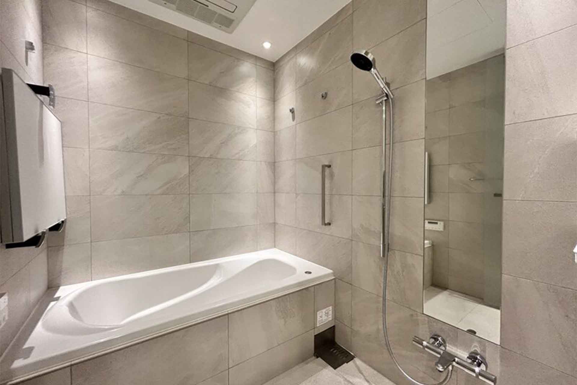 Park Court Jingu Kitasando The Tower2512 bathroom.jpg