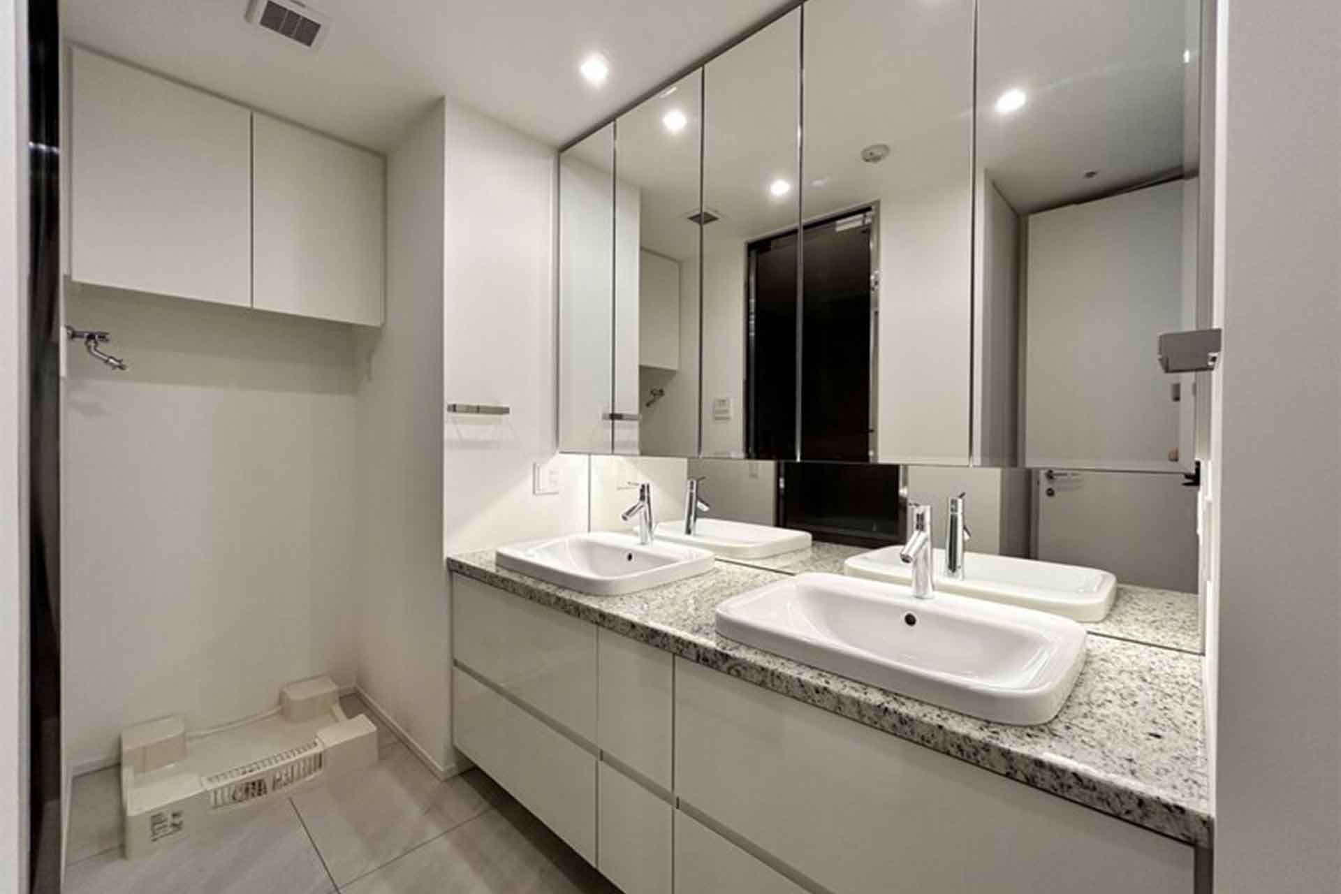 Park Court Jingu Kitasando The Tower2512 Bathroom2.jpg