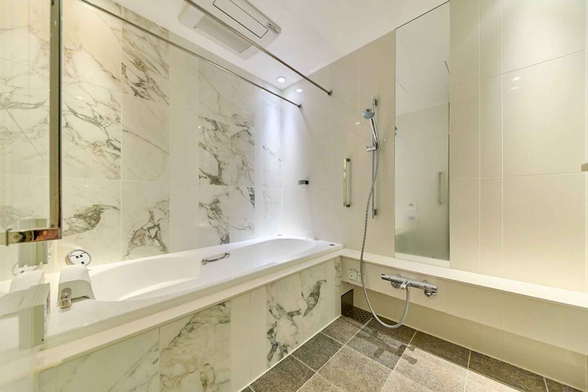 Park Court Aoyama The Tower bathroom.jpg