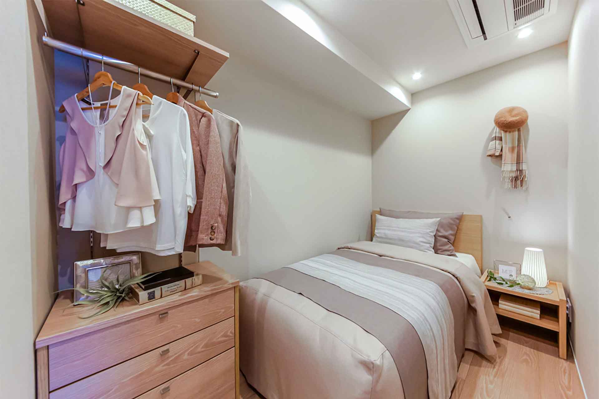 First Real Tower Shinjuku bedroom4.jpg