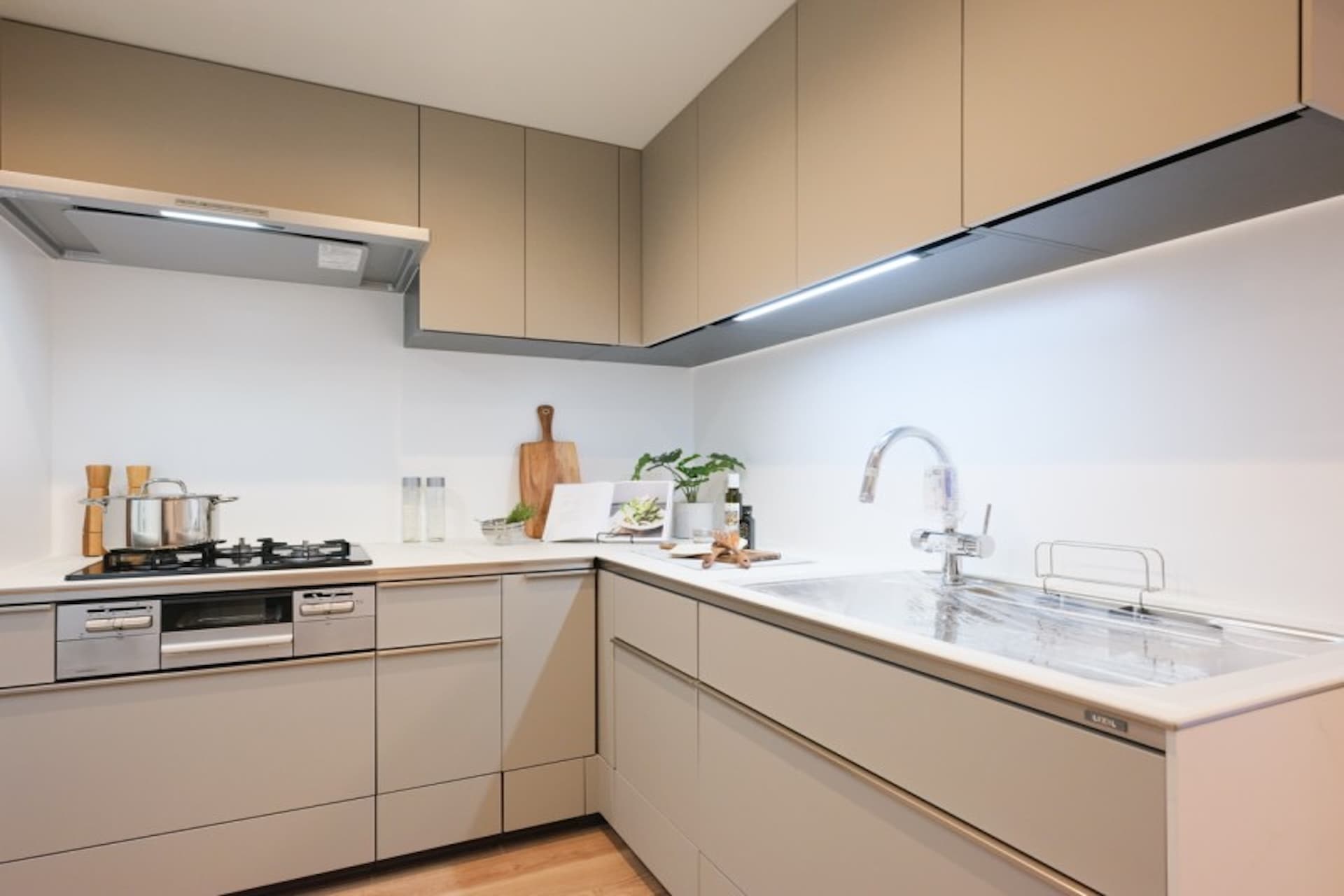 Kagurazaka Twaisia ​​Hillside Residence kitchen.jpeg