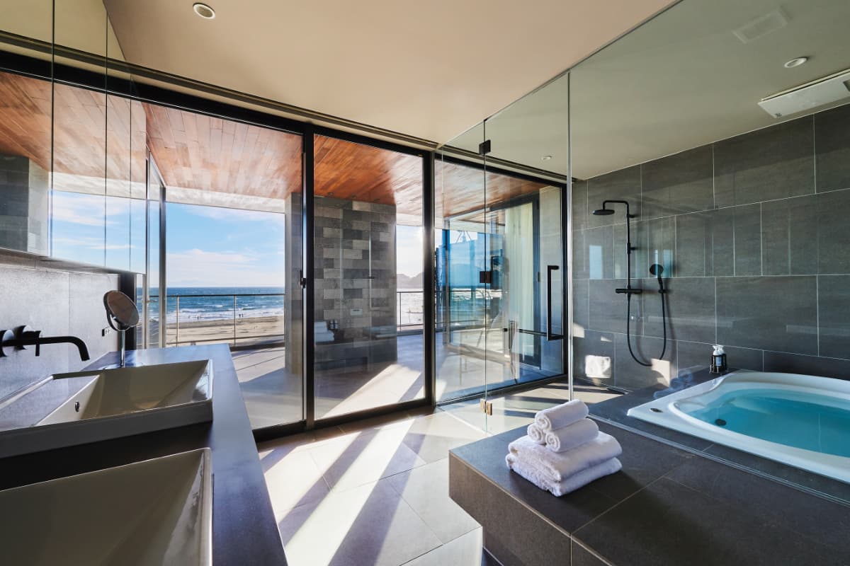 yuigahama Bathroom.jpg