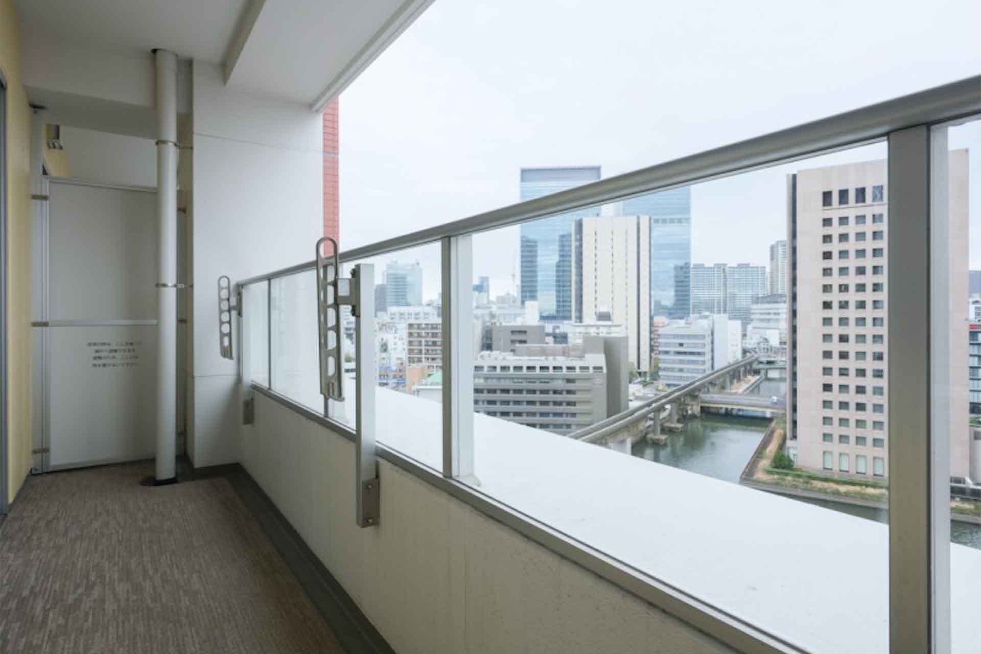 Shibaura Island Grove Tower balcony.jpg