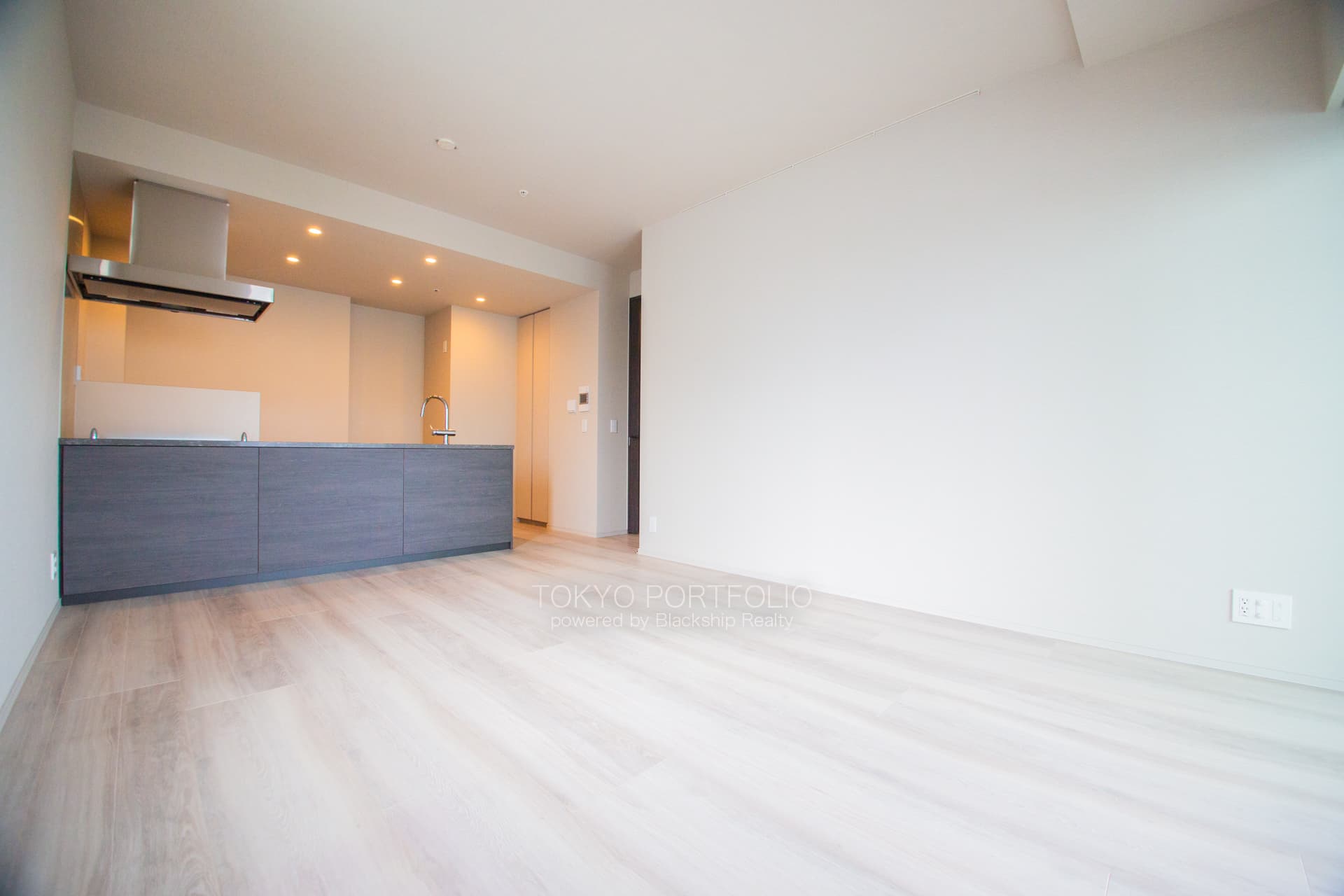 Atras Aoyama-01.jpg