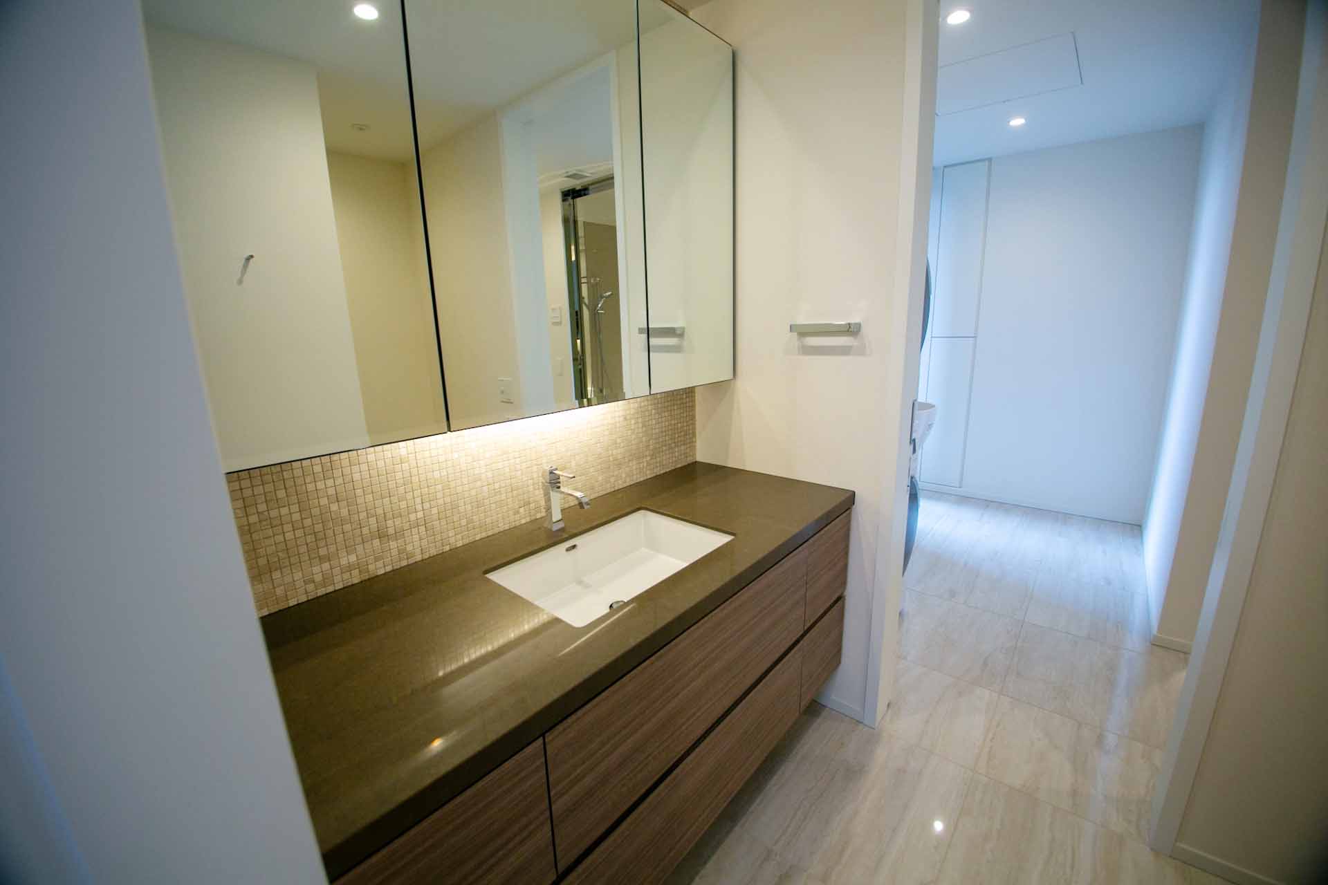 Park Court Toranomon bathroom.jpg