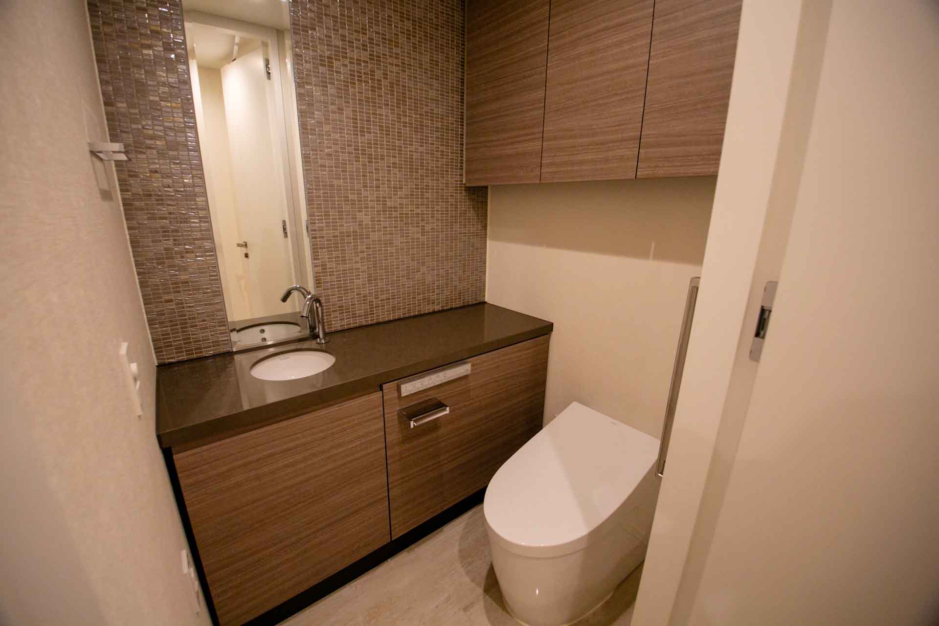 Park Court Toranomon restroom.jpg