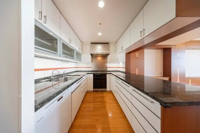 Aoyama Park Tower1808 4.webp