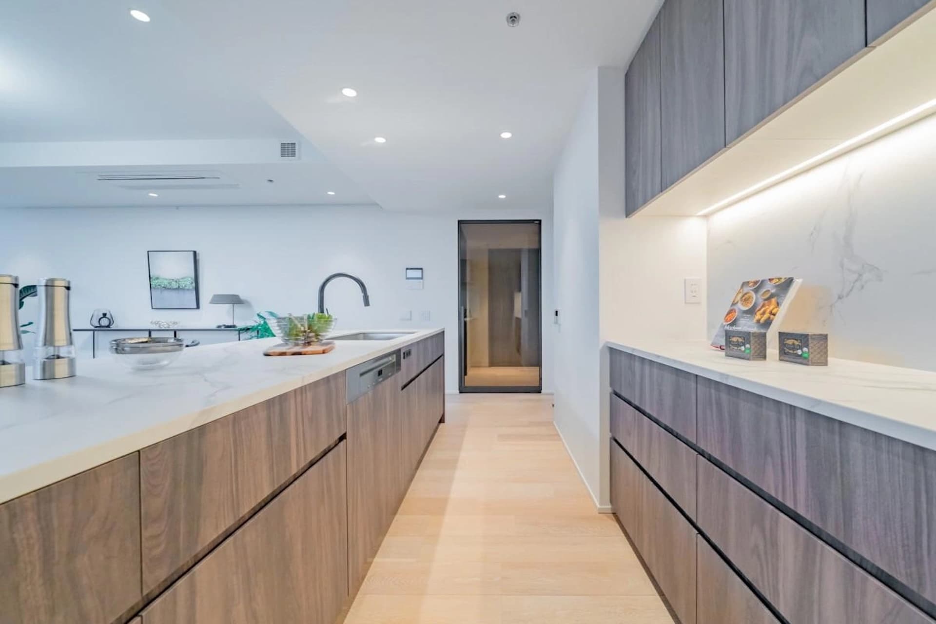 Shirokane Tower Tower Building 7.jpg