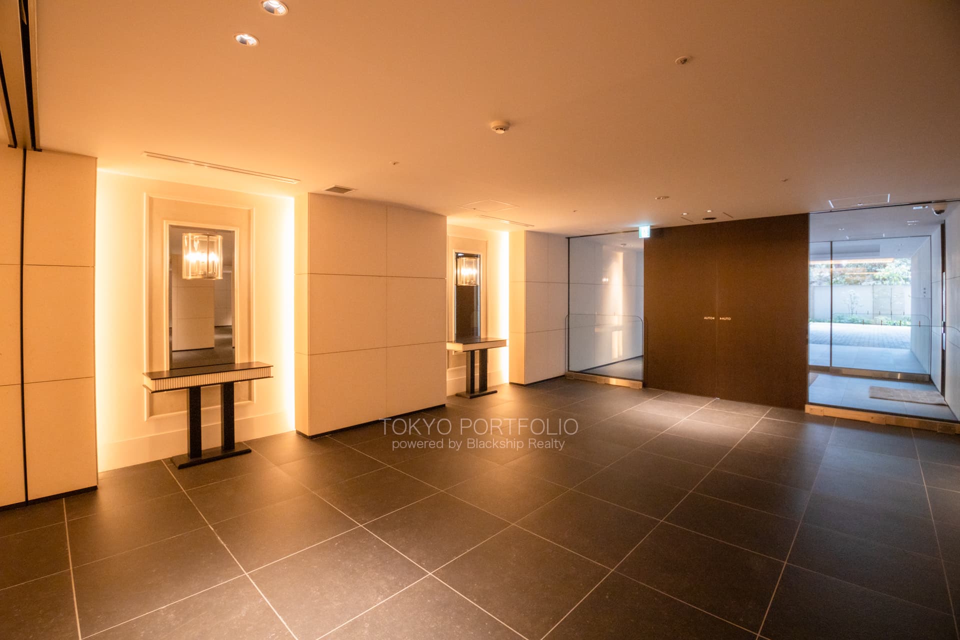 Park Le Jade Shirokane Residence 312 Entrance Hall2.JPG