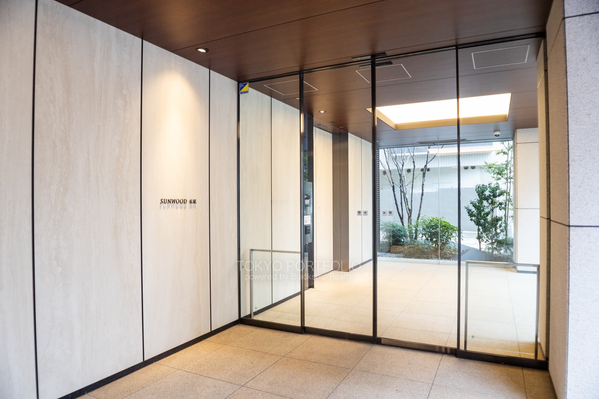 Sunwood Hiroo 901 Entrance Hall.JPG