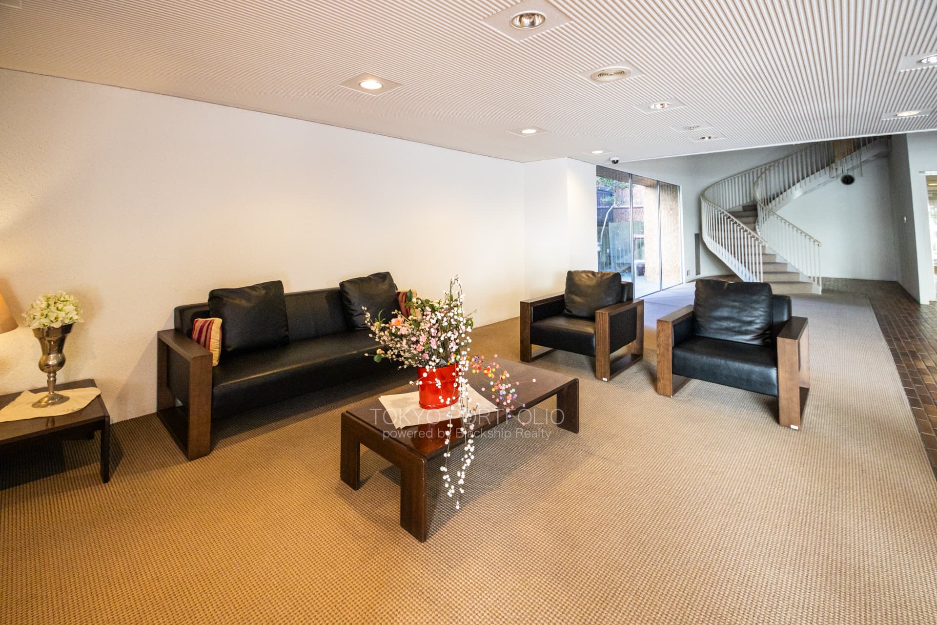 Ichibancho Park Mansion 604 Entrance Hall1.JPG