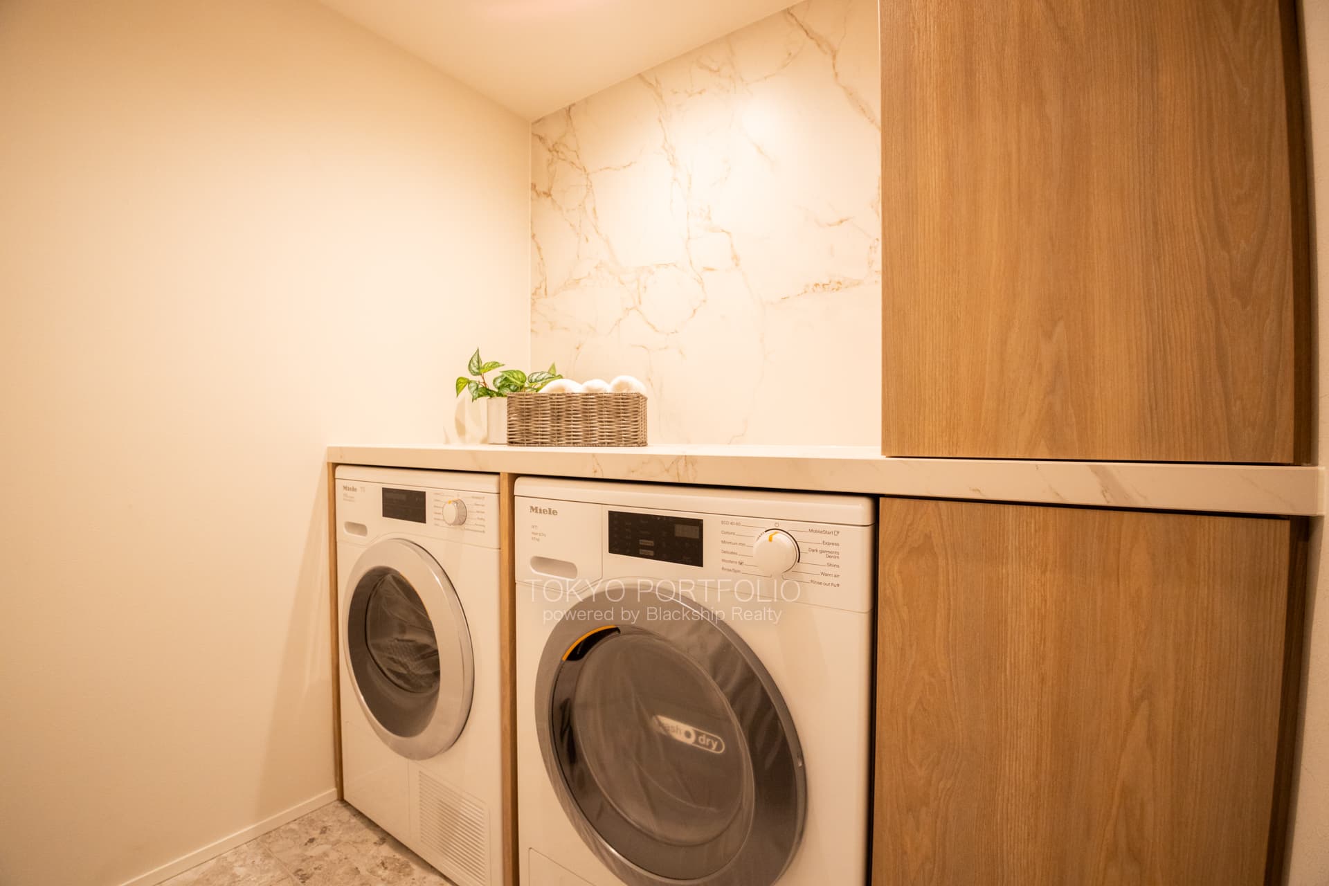 Ichibancho Park Mansion 604 Powderroom1.JPG