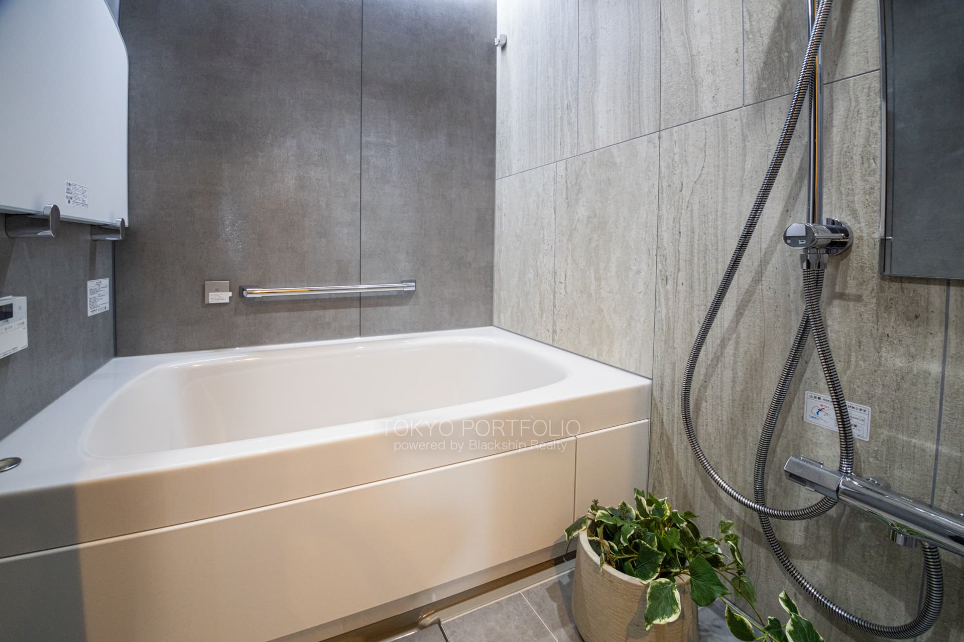 Ichibancho Park Mansion 604 Bathroom.JPG