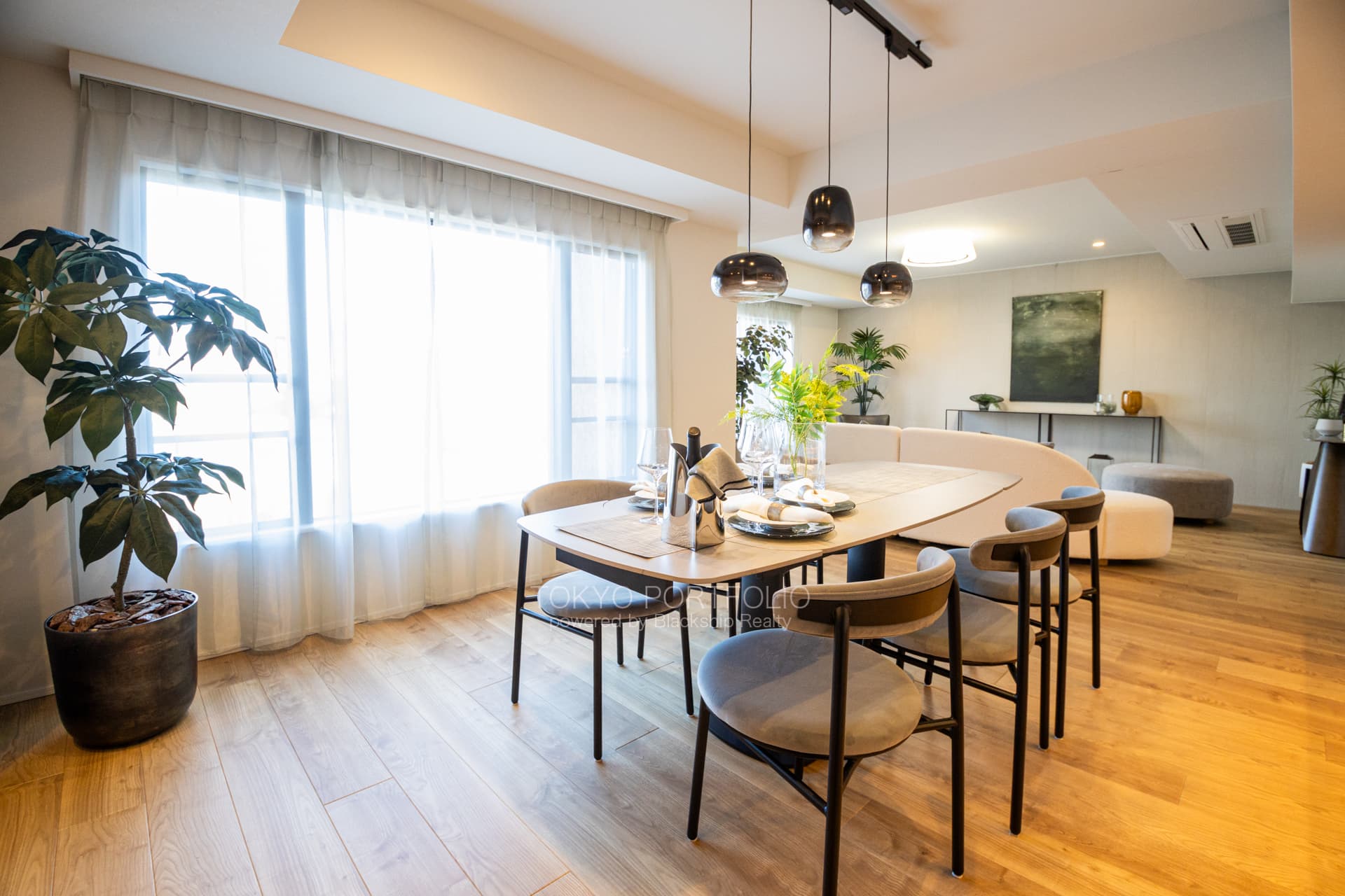 Ichibancho Park Mansion 604 Living Room1.JPG