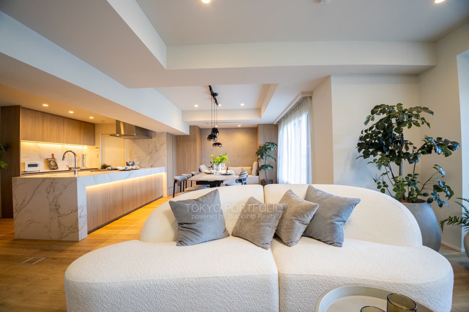 Ichibancho Park Mansion 604 Living Room3.JPG