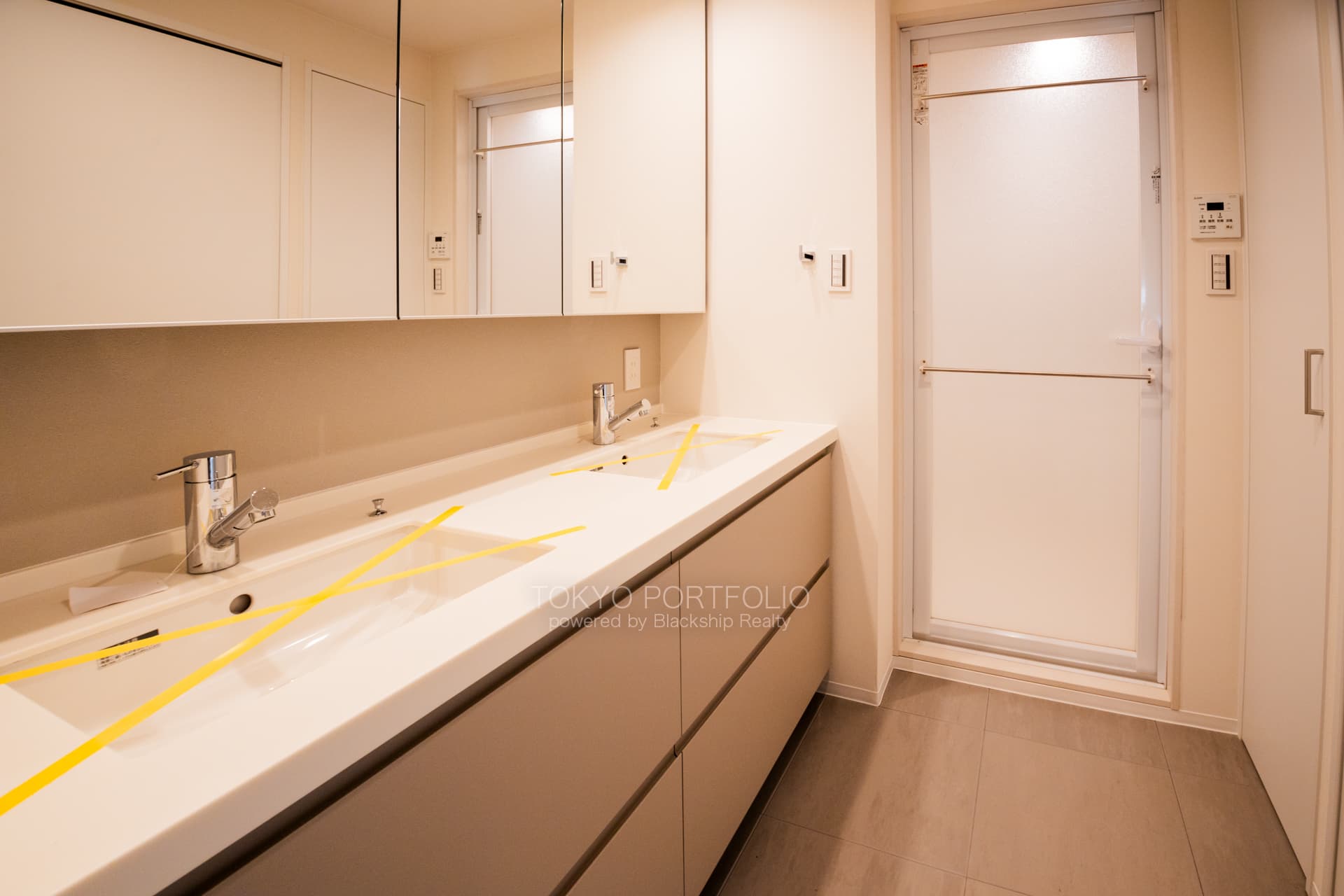 Hoei Tairamachi Mansion 101 Powderroom.JPG