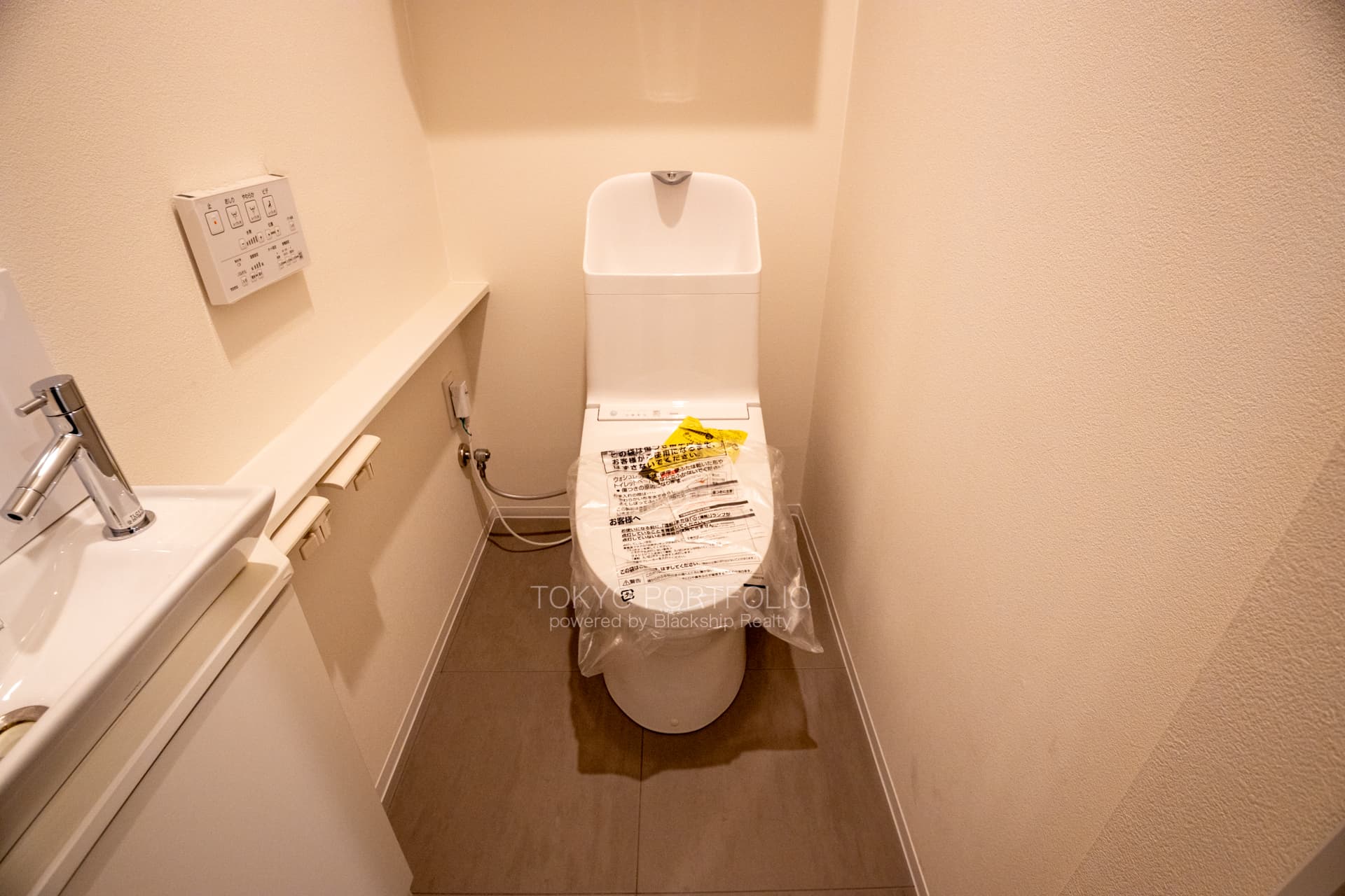 Hoei Tairamachi Mansion 101 Restroom.JPG