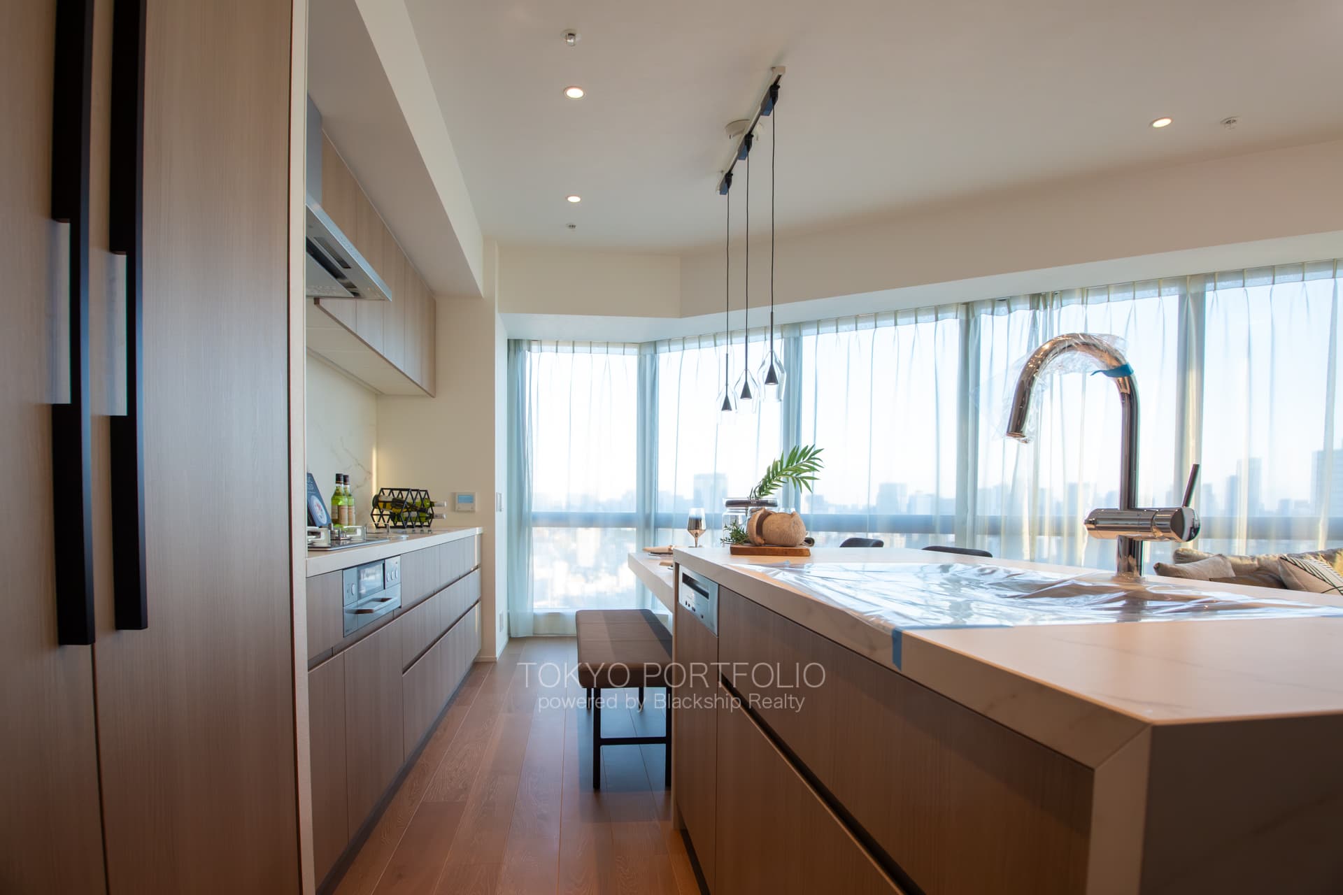 Tomihisa Cross Comfort Tower 2011-16.jpg