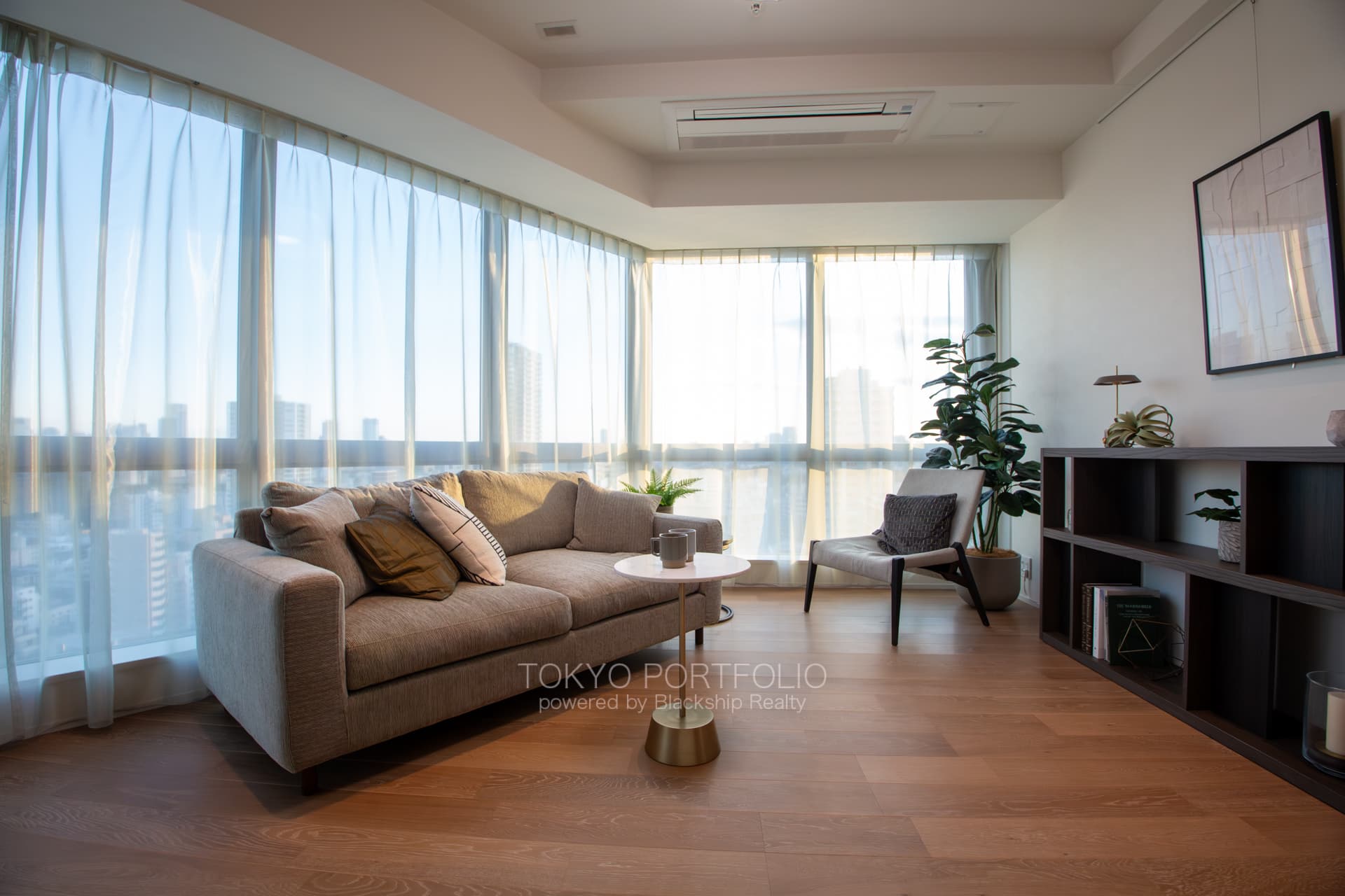 Tomihisa Cross Comfort Tower 2011-18.jpg