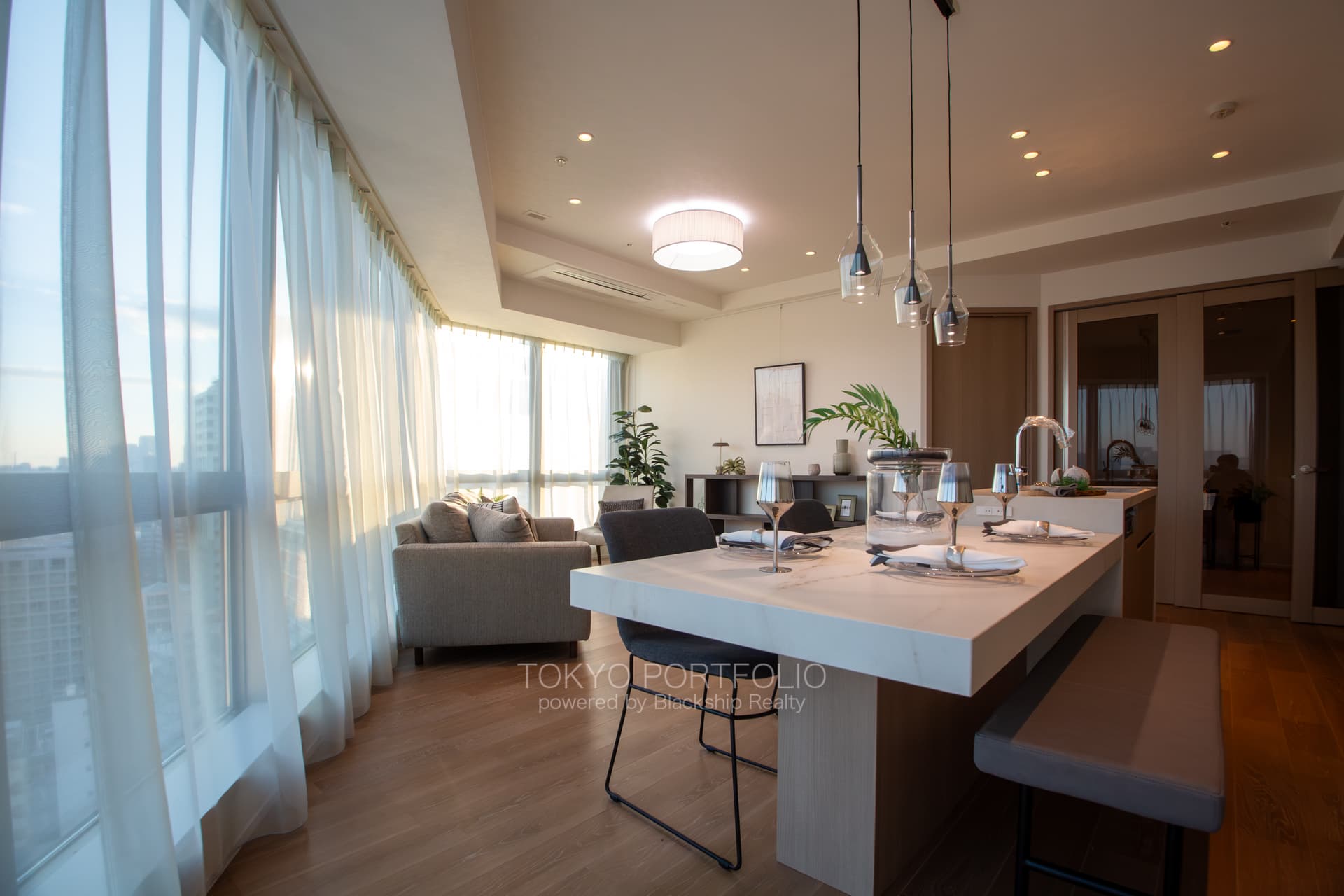 Tomihisa Cross Comfort Tower 2011-11.jpg