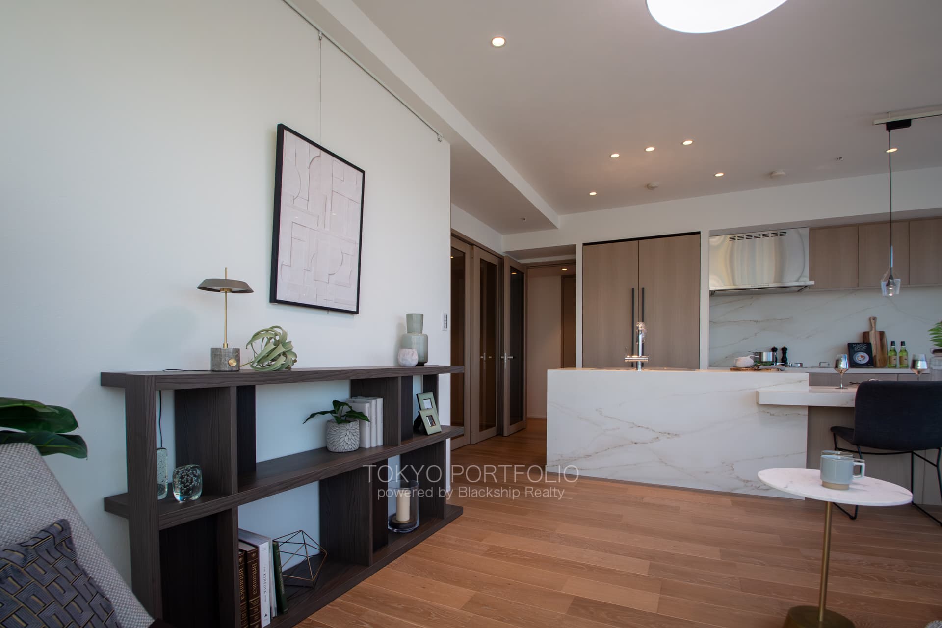 Tomihisa Cross Comfort Tower 2011-13.jpg