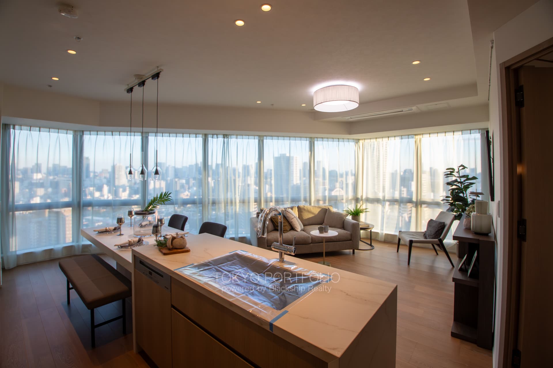 Tomihisa Cross Comfort Tower 2011-10.jpg