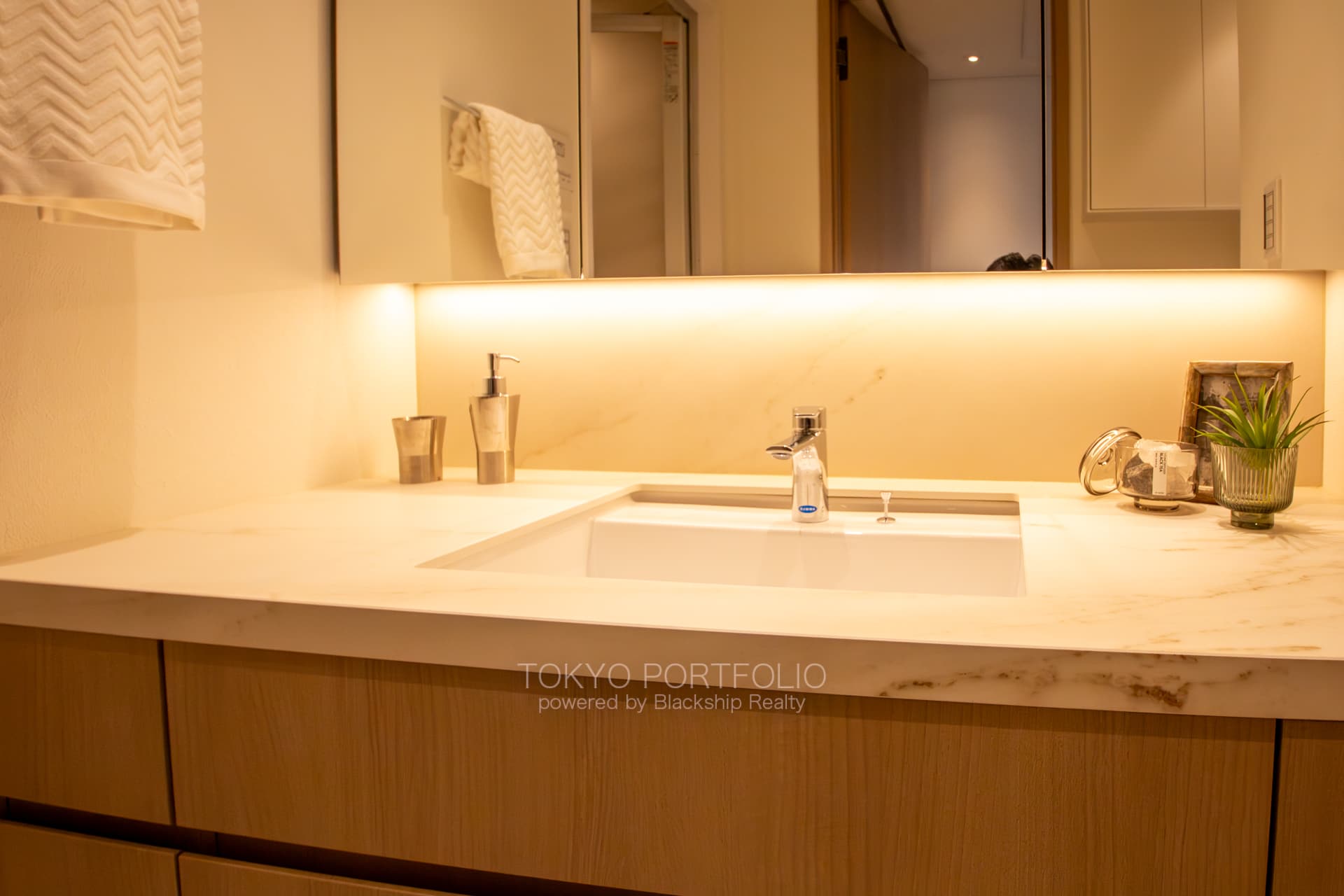 Tomihisa Cross Comfort Tower 2011-6.jpg