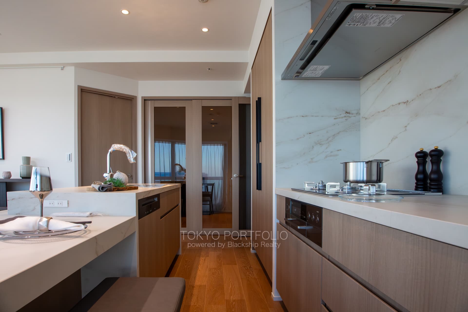 Tomihisa Cross Comfort Tower 2011-15.jpg