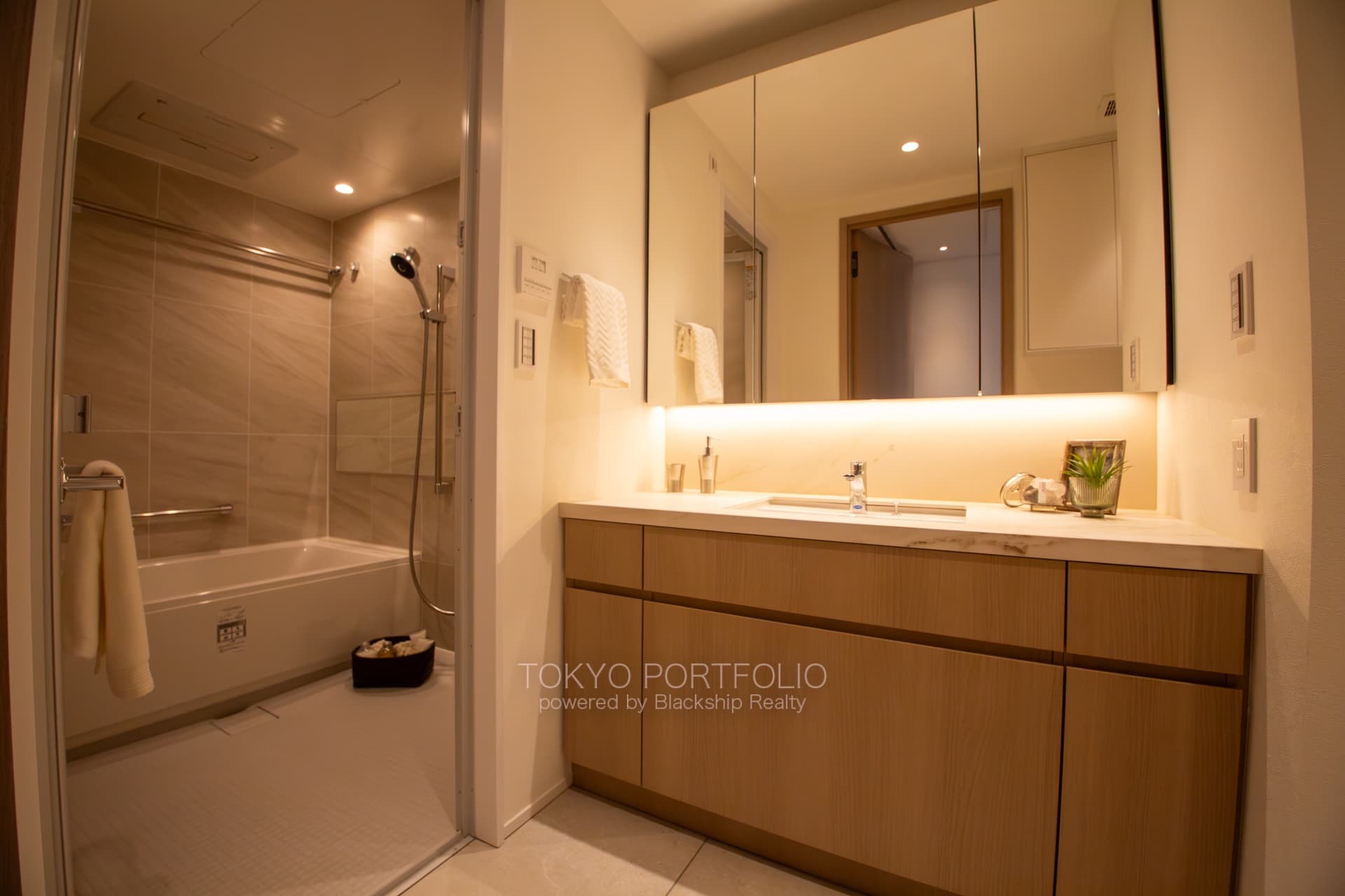 Tomihisa Cross Comfort Tower 2011-5.jpg