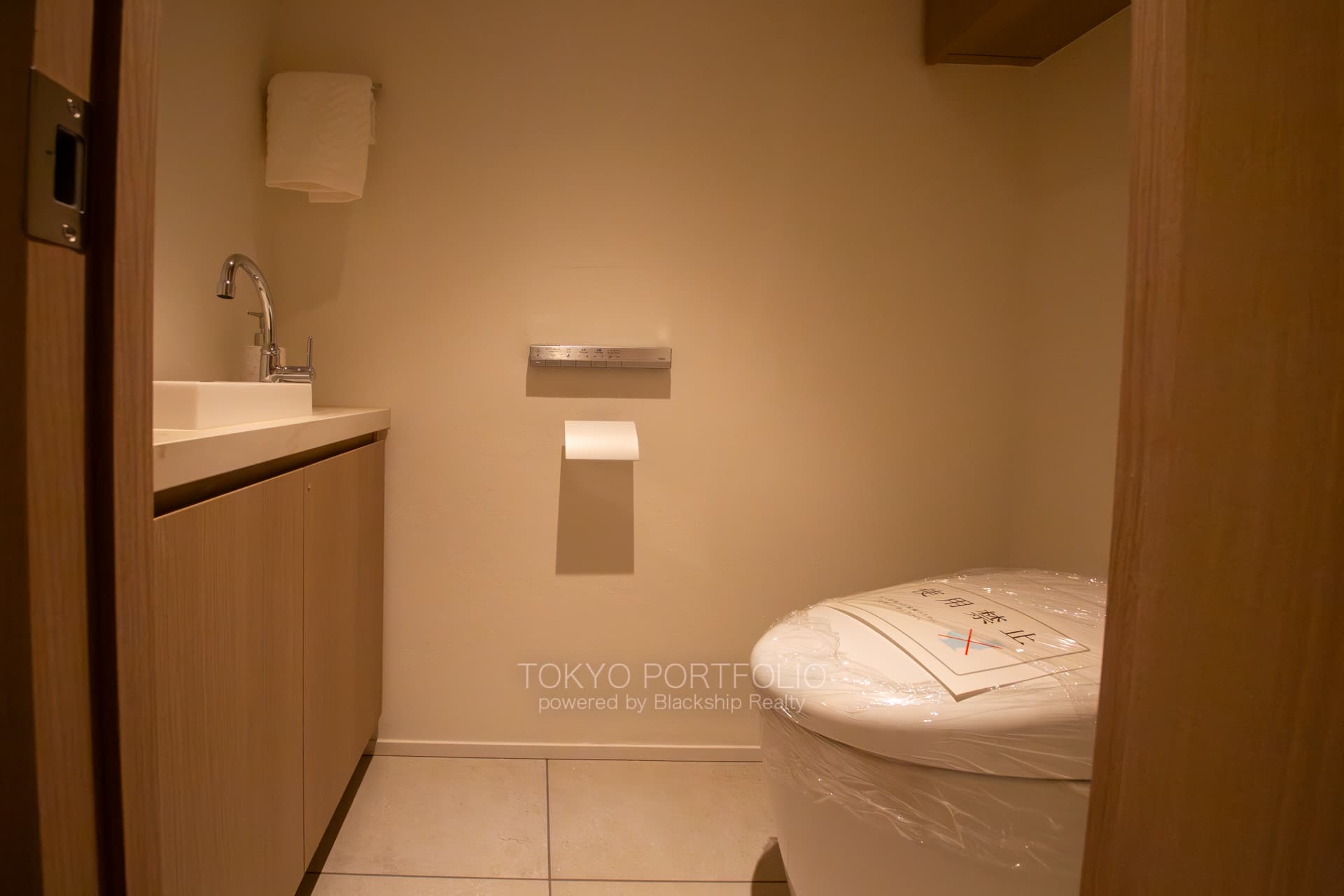 Tomihisa Cross Comfort Tower 2011-4.jpg