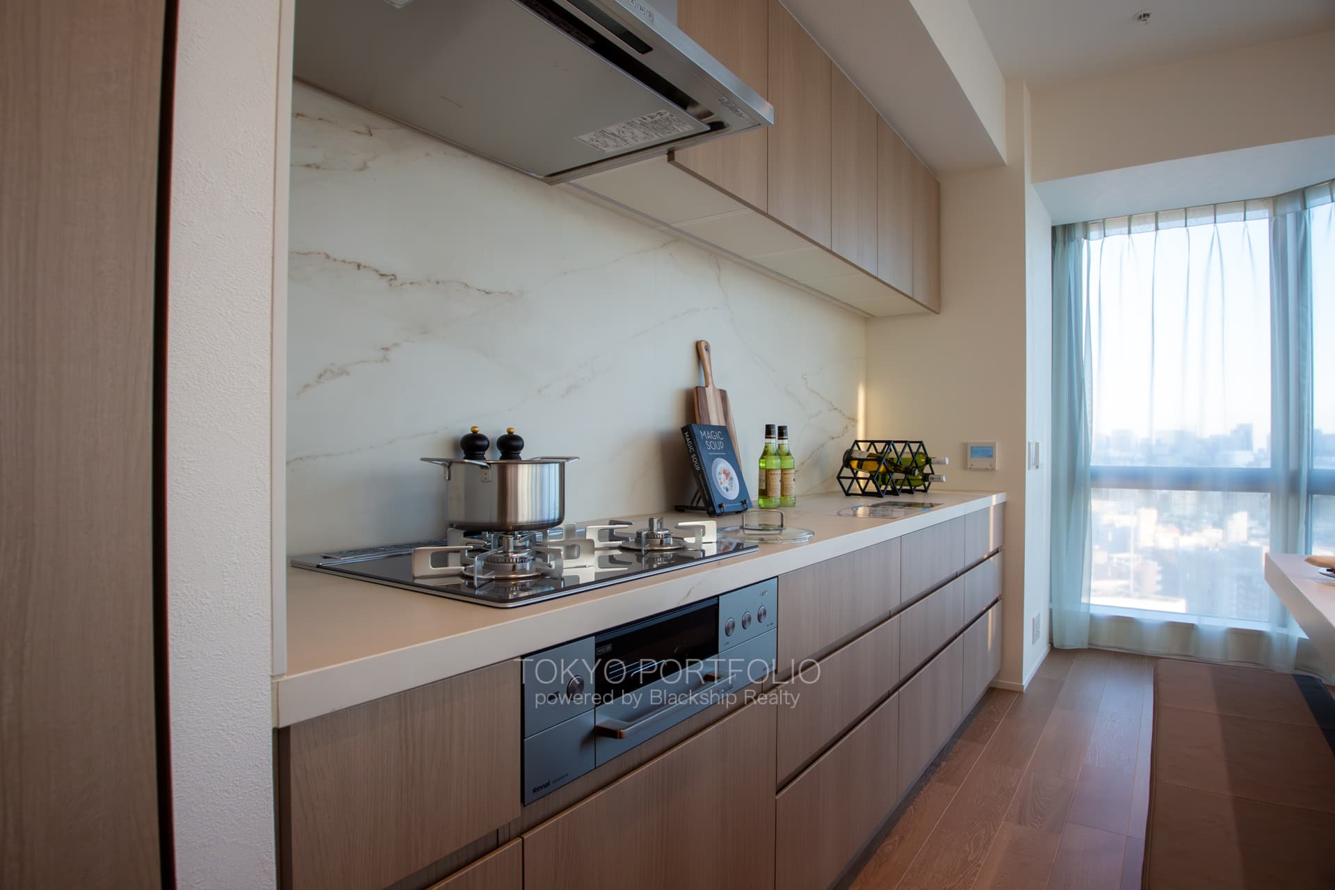 Tomihisa Cross Comfort Tower 2011-17.jpg