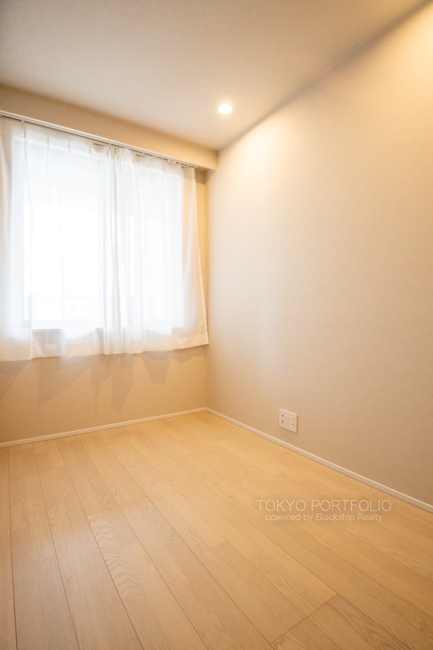 Park Court Toranomon Atago Tower 1805 Bedroom1.JPG