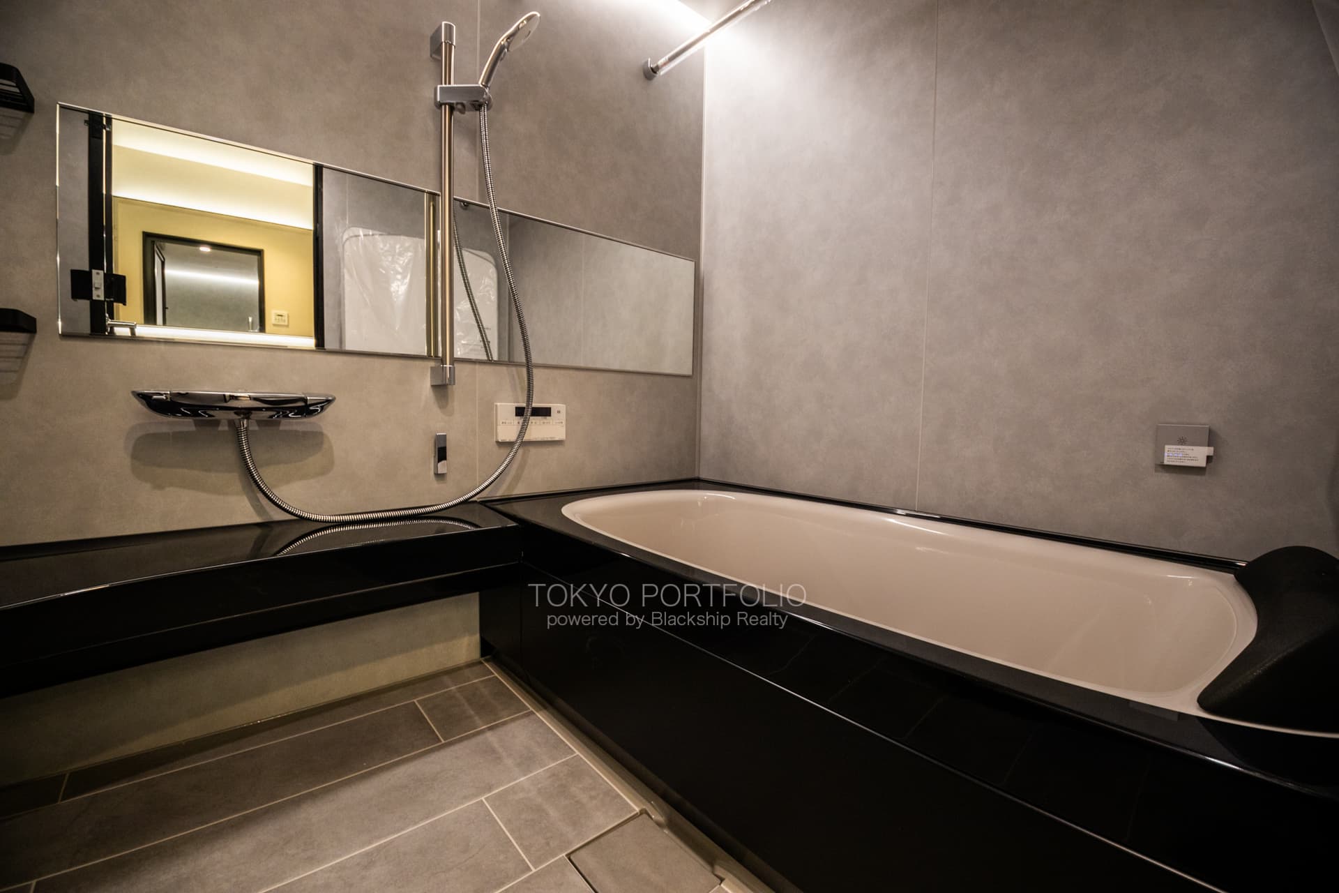 Park Court Toranomon Atago Tower 1805 Bathroom.JPG