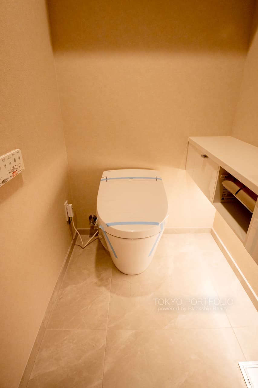 Park Court Toranomon Atago Tower 1805 Restroom.JPG