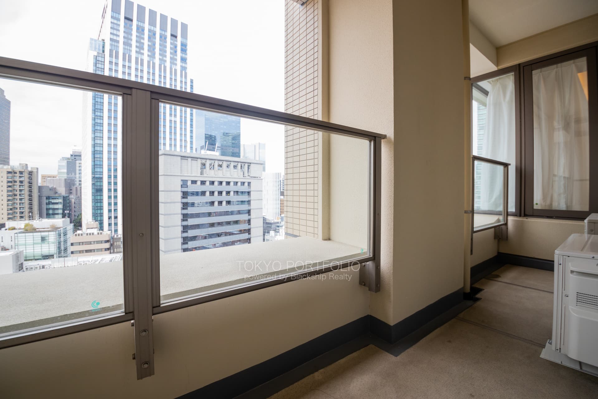 Park Court Toranomon Atago Tower 1805 Balcony.JPG