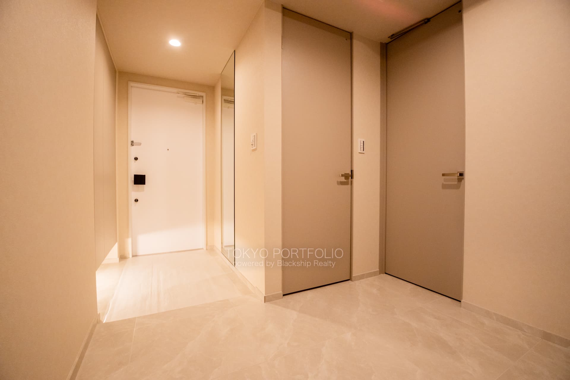 Park Court Toranomon Atago Tower 1805 Entrance.JPG