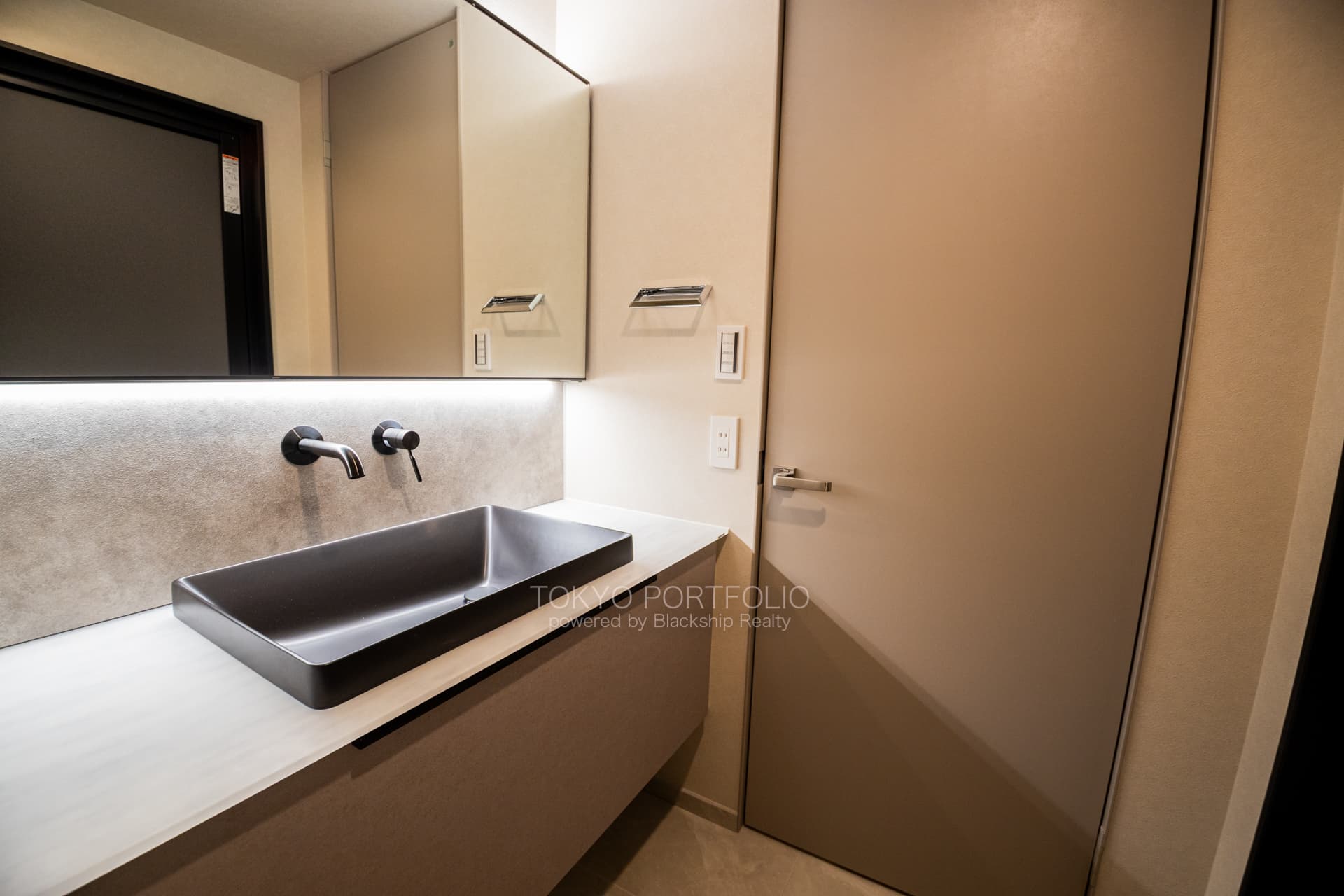 Park Court Toranomon Atago Tower 1805 Powderroom .JPG