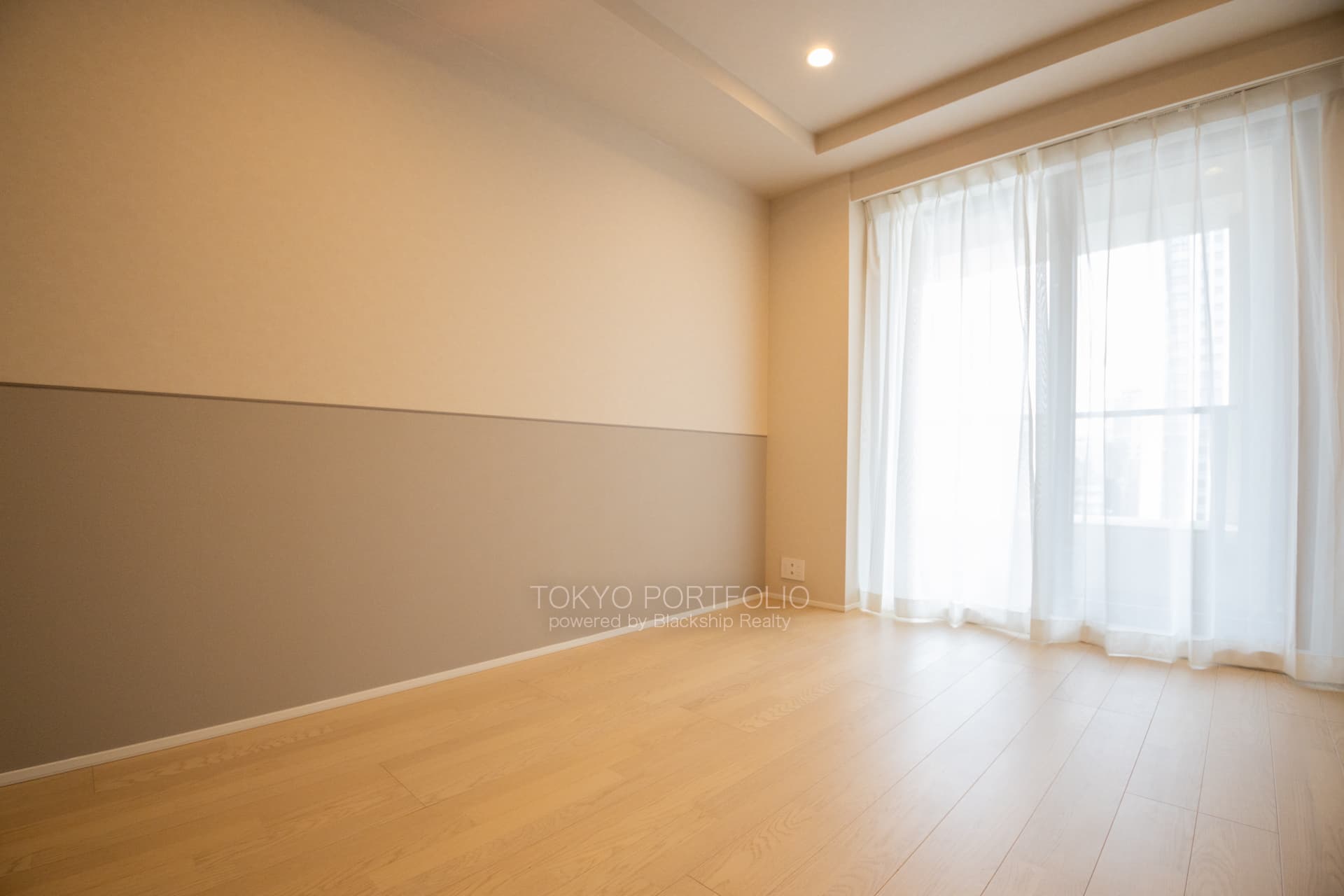 Park Court Toranomon Atago Tower 1805 Bedroom2.JPG