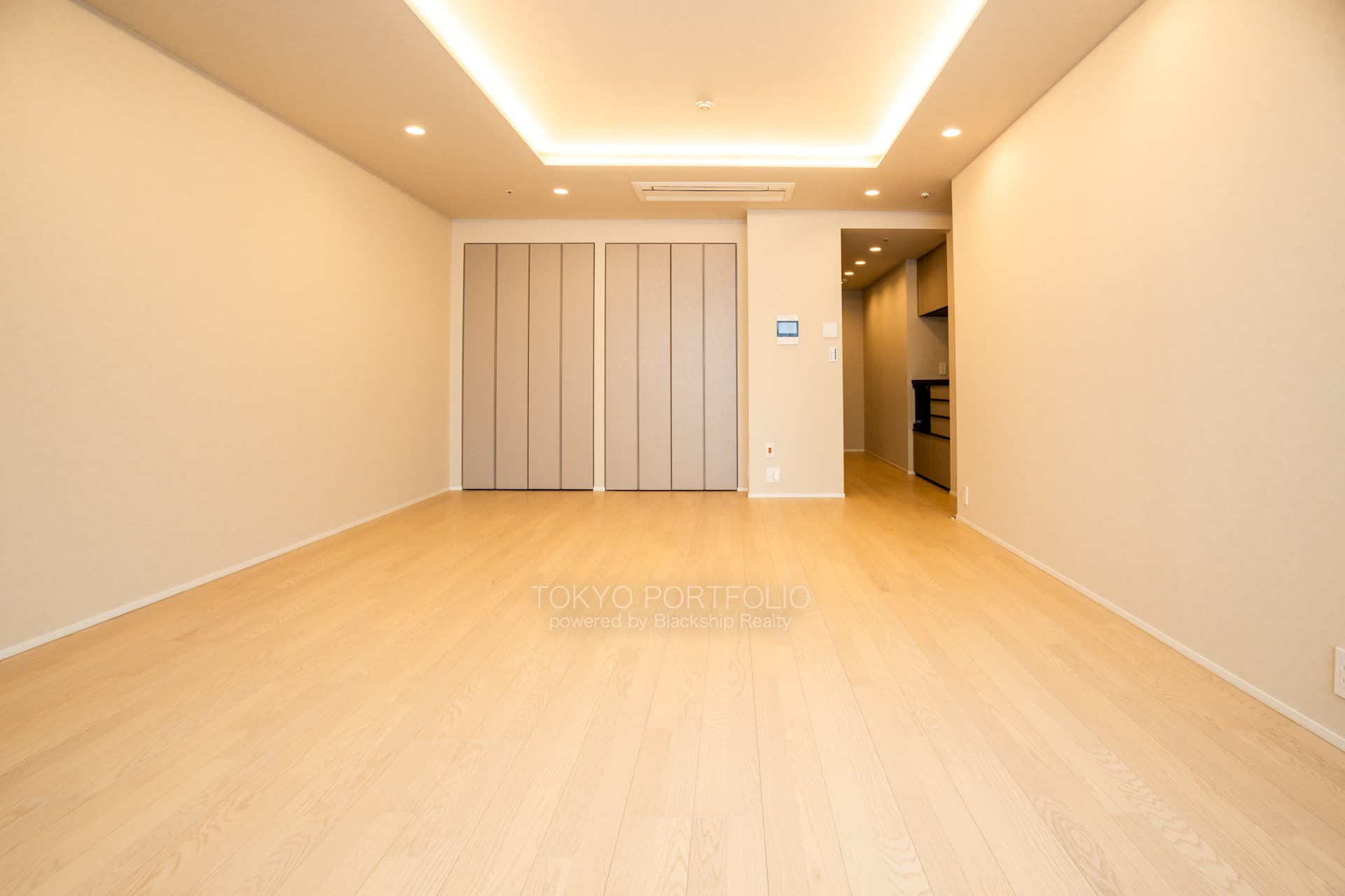 Park Court Toranomon Atago Tower 1805 Living Room2.JPG
