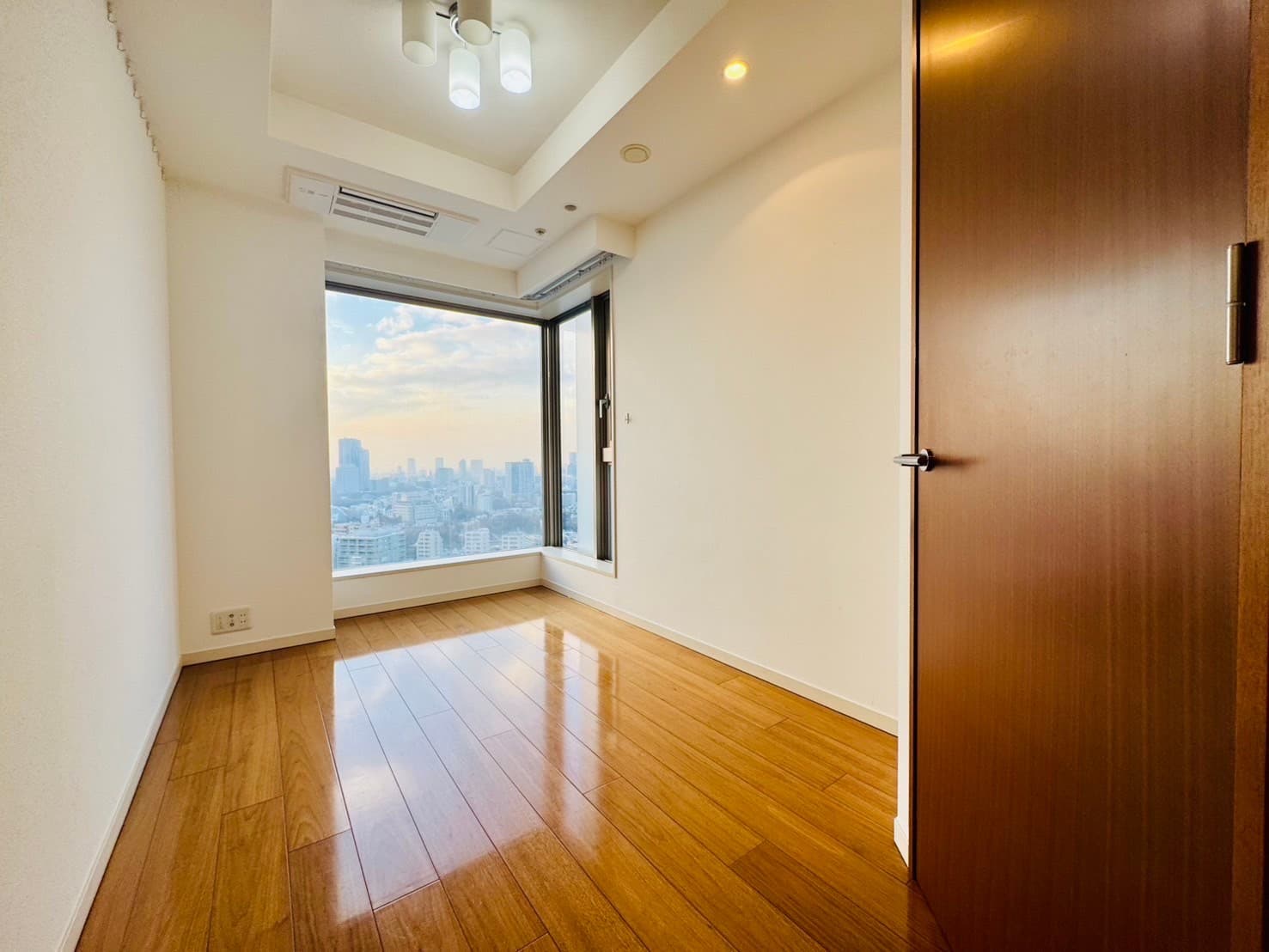 LINE_ALBUM_シティタワー高輪　30階_居室1.jpg