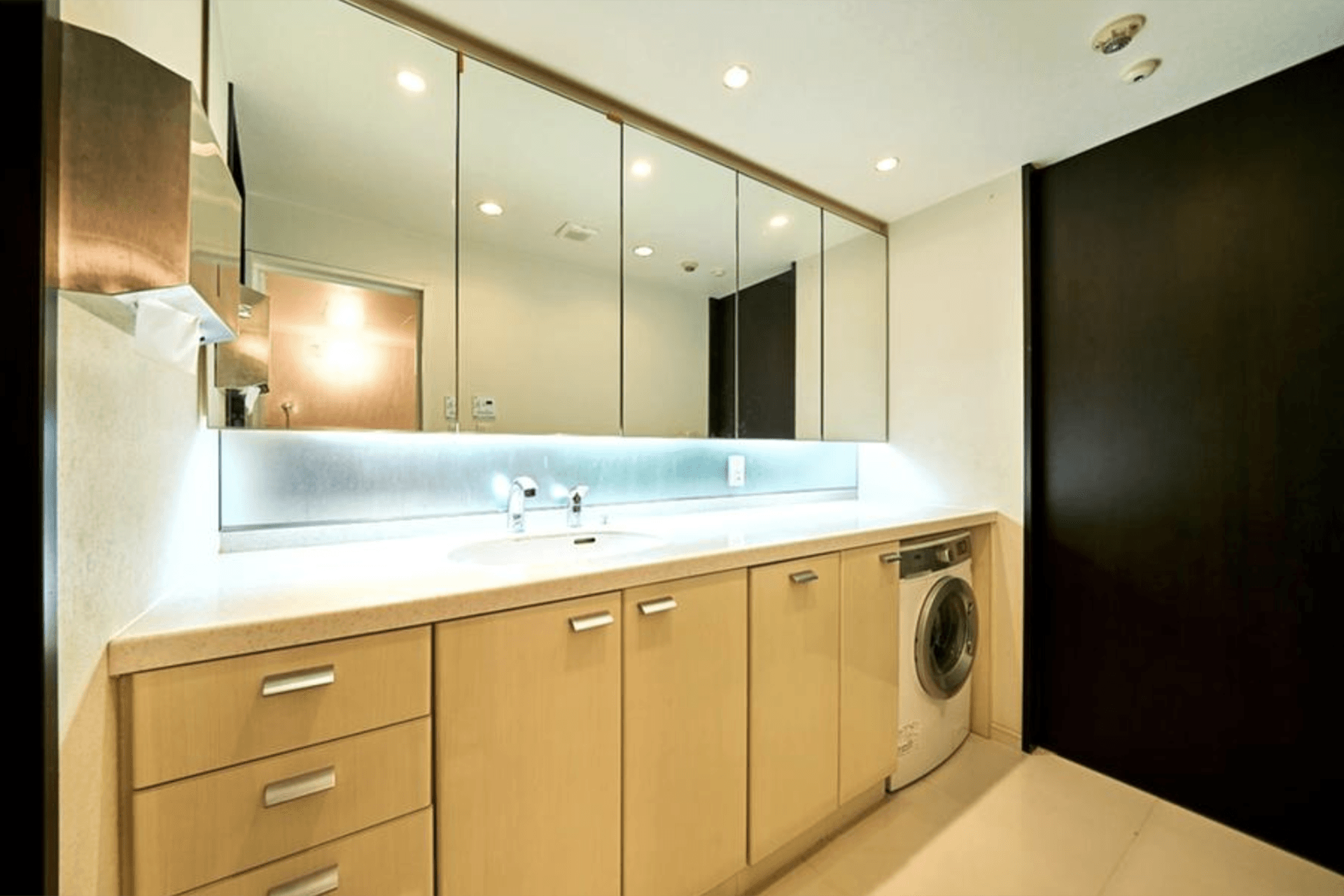 Style House Ebisu Powderroom2 .png