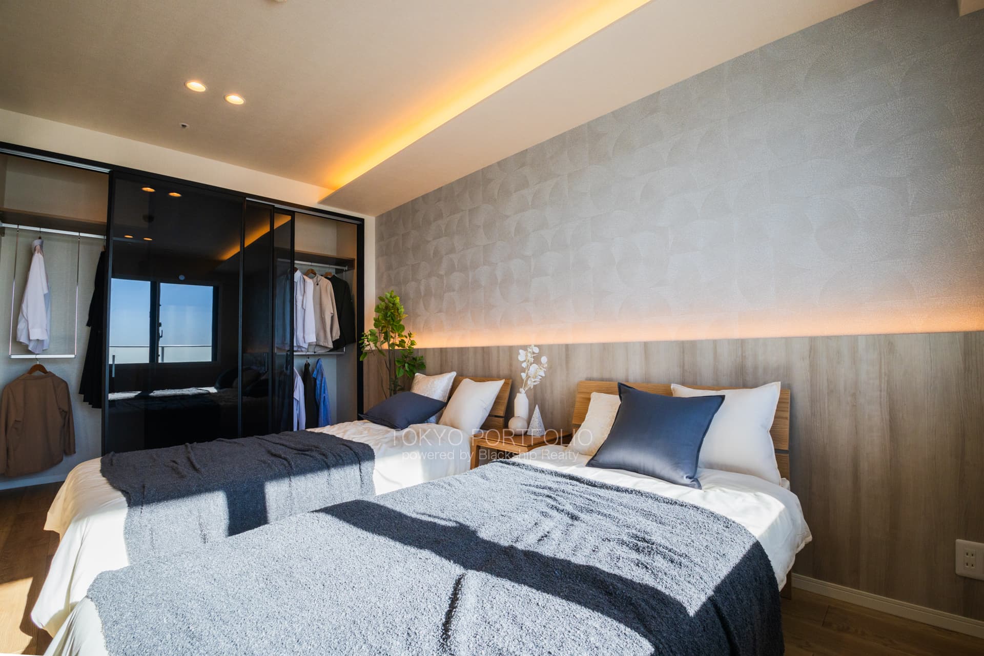 Cross Air Tower 2716 Bedroom1.JPG