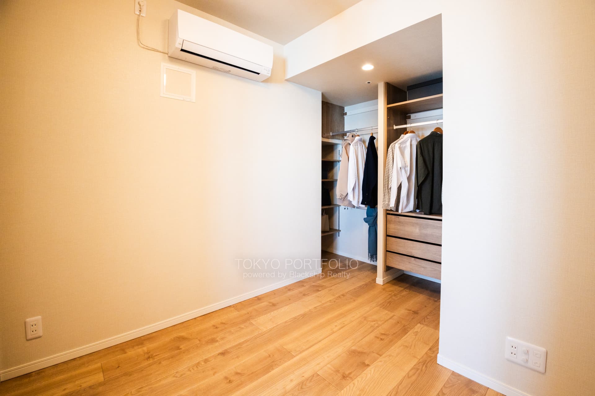 Cross Air Tower 2716 Bedroom2.JPG