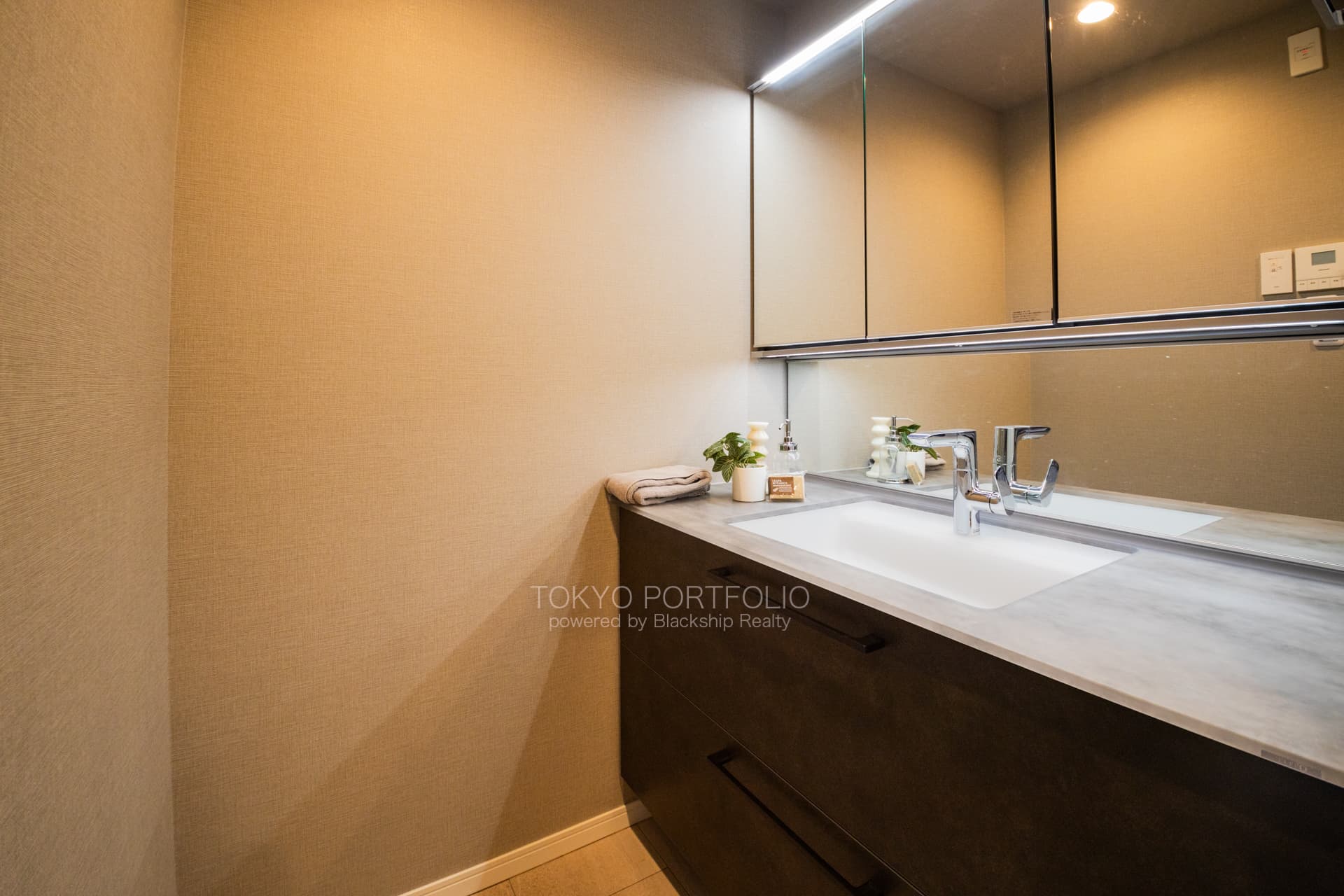 Cross Air Tower 2716 Powderroom .JPG