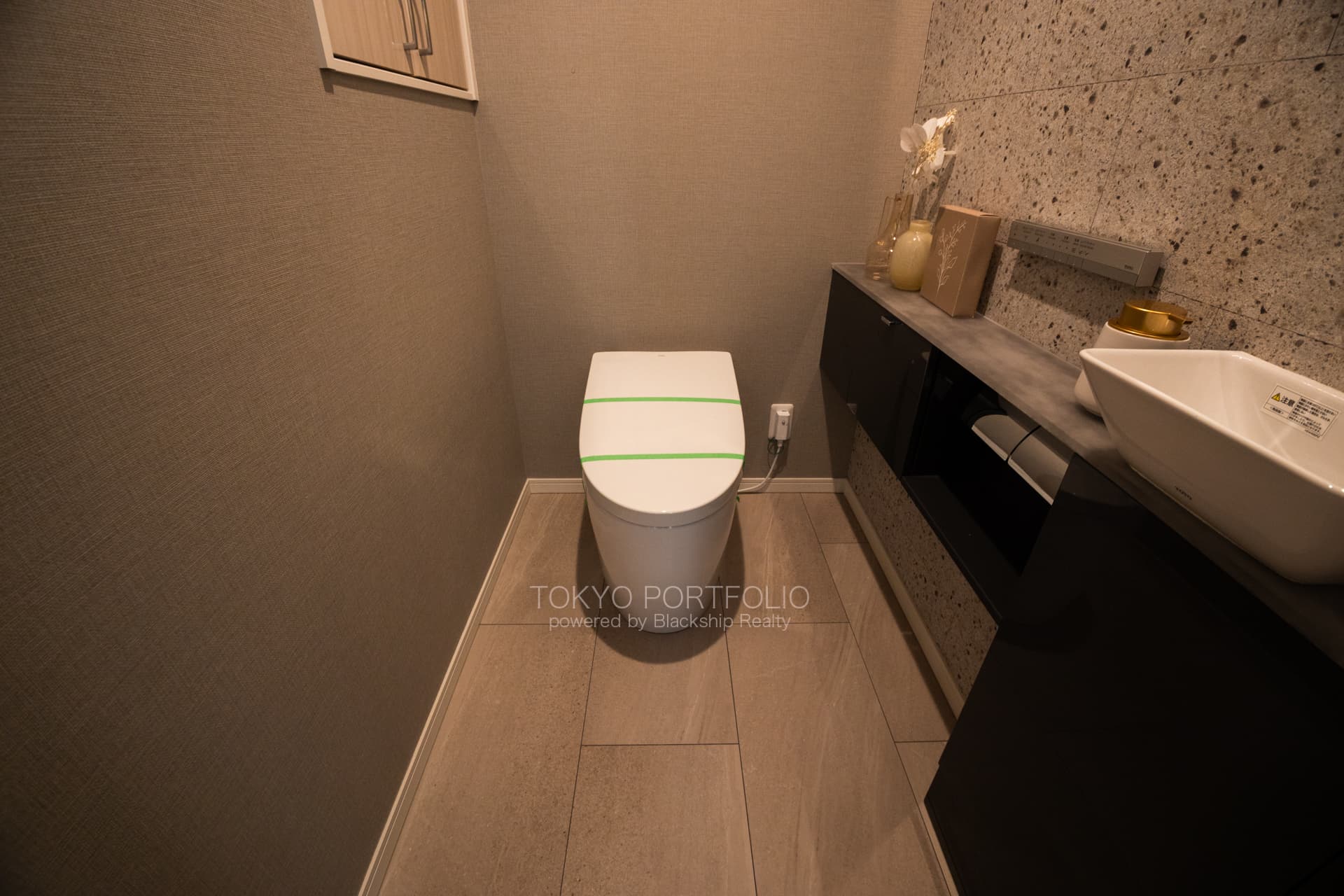 Cross Air Tower 2716 Restroom.JPG