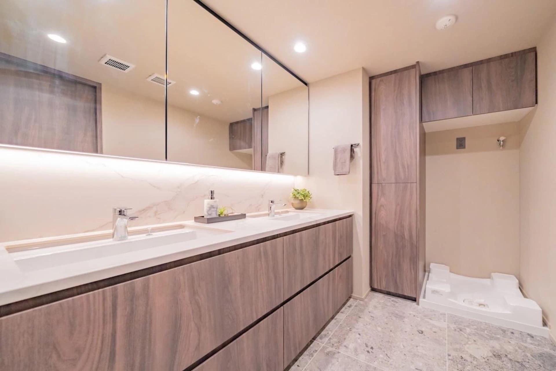 Shirokane Tower Tower Building 25.jpg