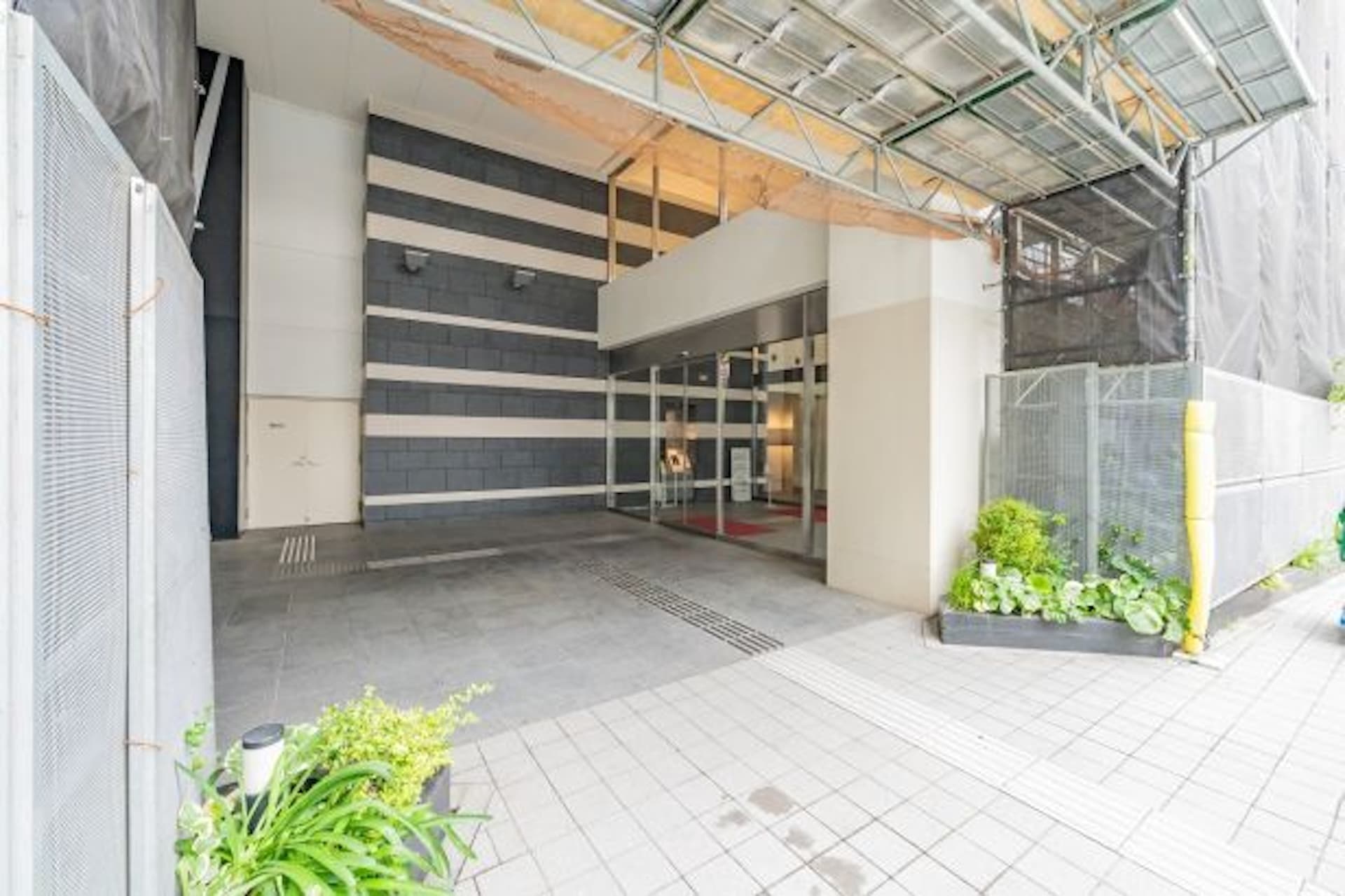 Lions Yotsuya Tower Gate3.jpg